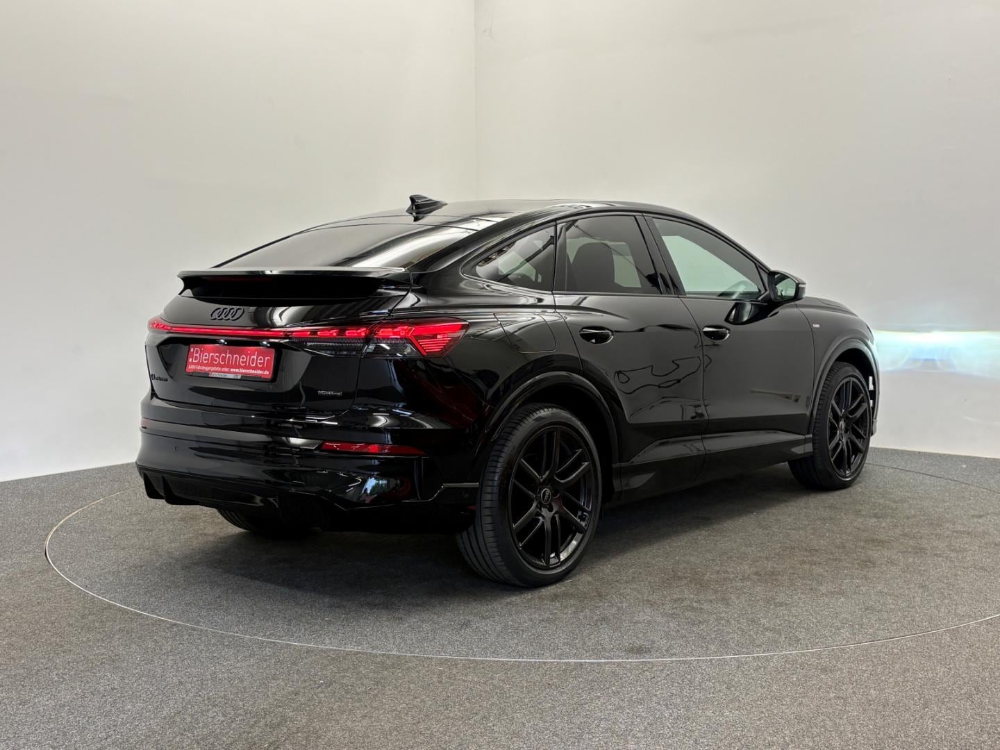 Bild über Audi Q4 Sportback e-tron e-tron quattro 220 kW - für weitere Informationen kontaktieren Sie den Audi Partner