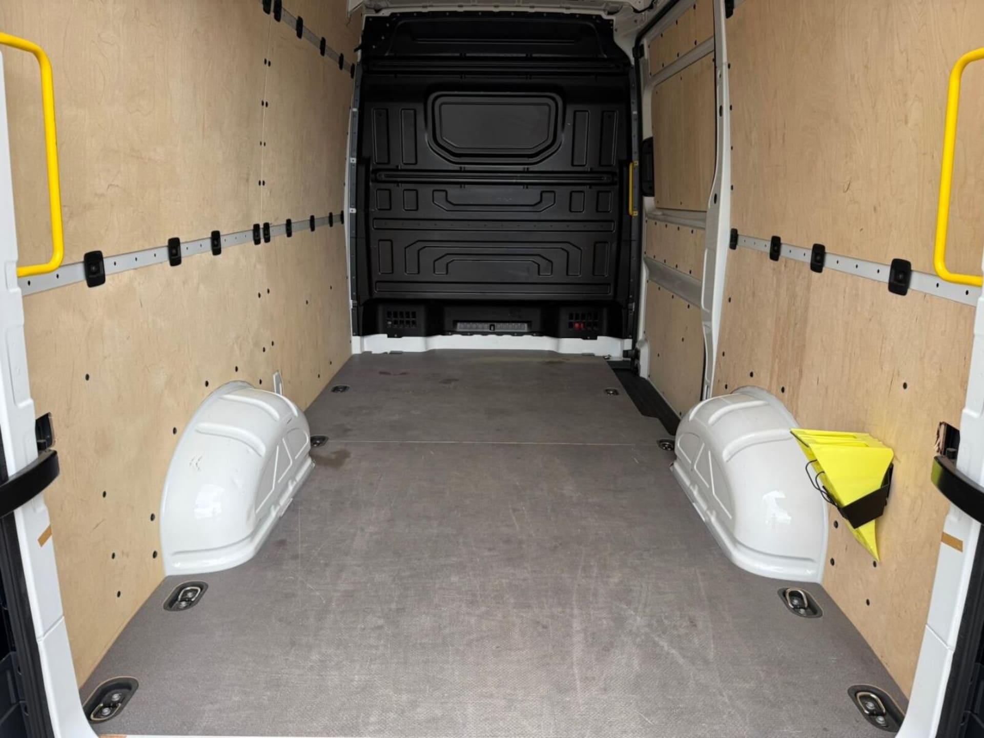 Volkswagen Crafter Furgon średni rozstaw osi