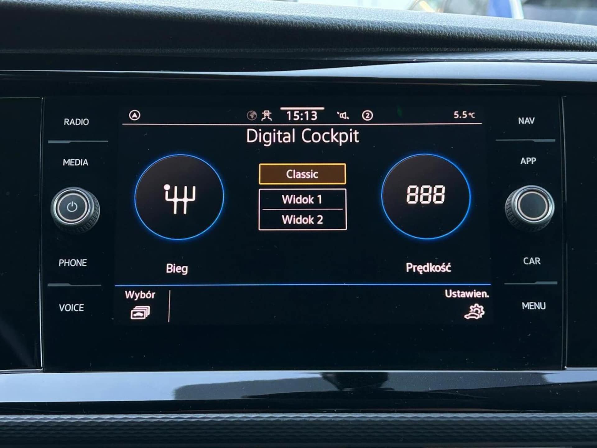Volkswagen Caravelle 6.1 długi roztaw osi SE