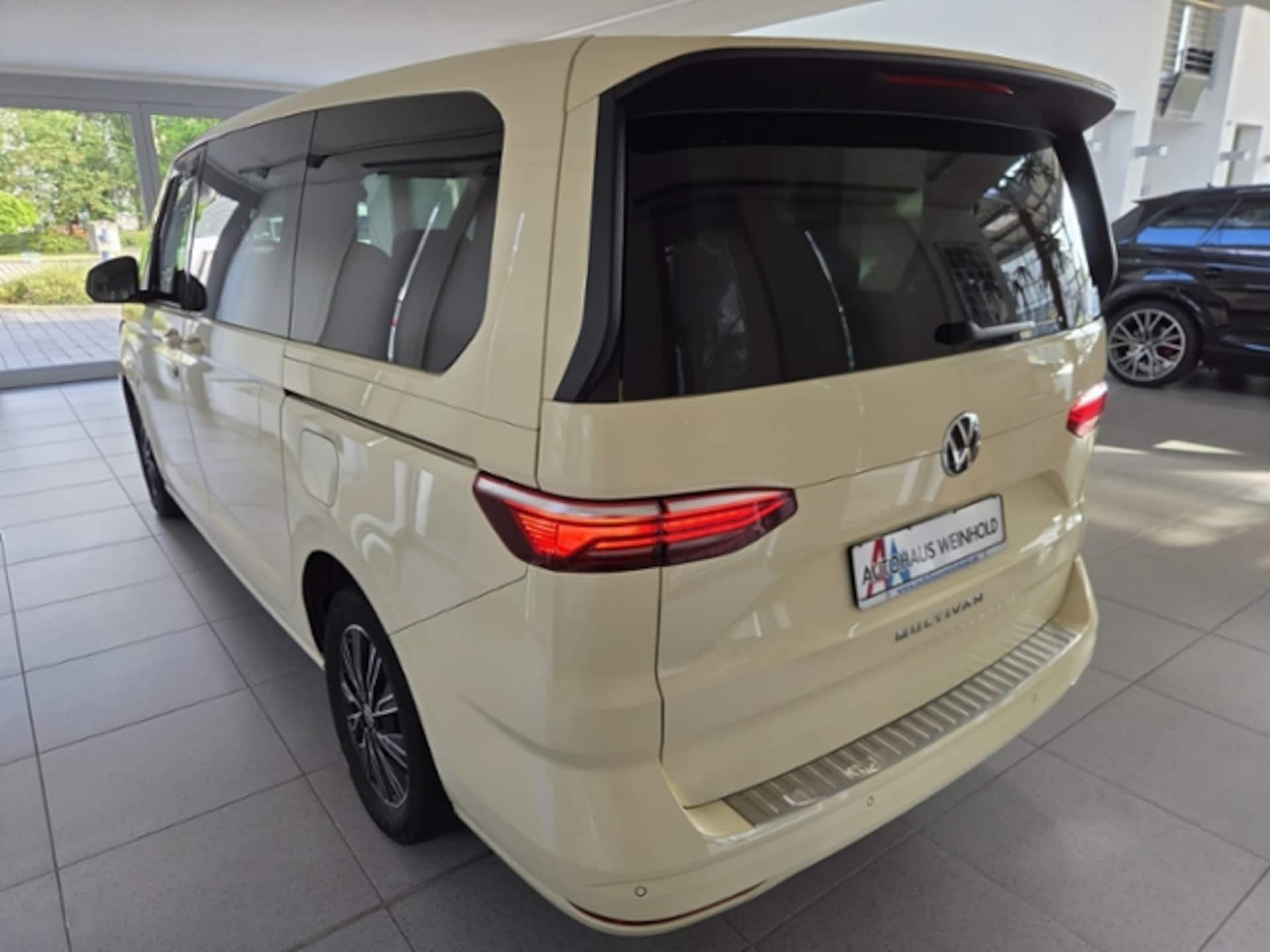 Volkswagen Multivan Langversion Basis-Modell