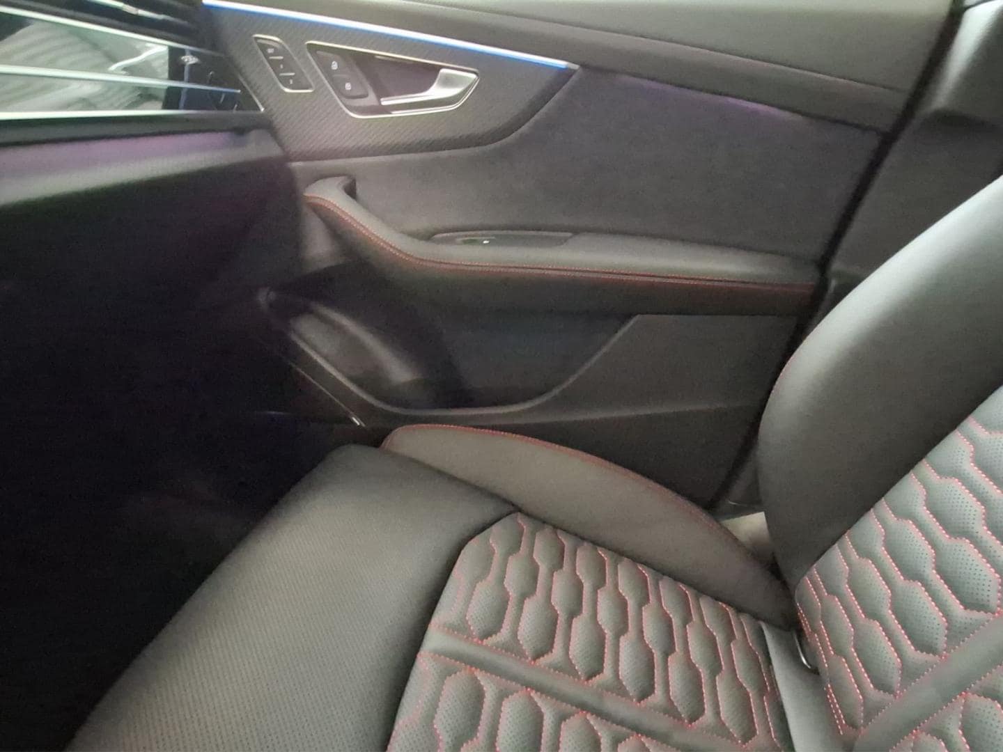 Bild über Audi RS Q8 SUV TFSI quattro 471 kW tiptronic - für weitere Informationen kontaktieren Sie den Audi Partner