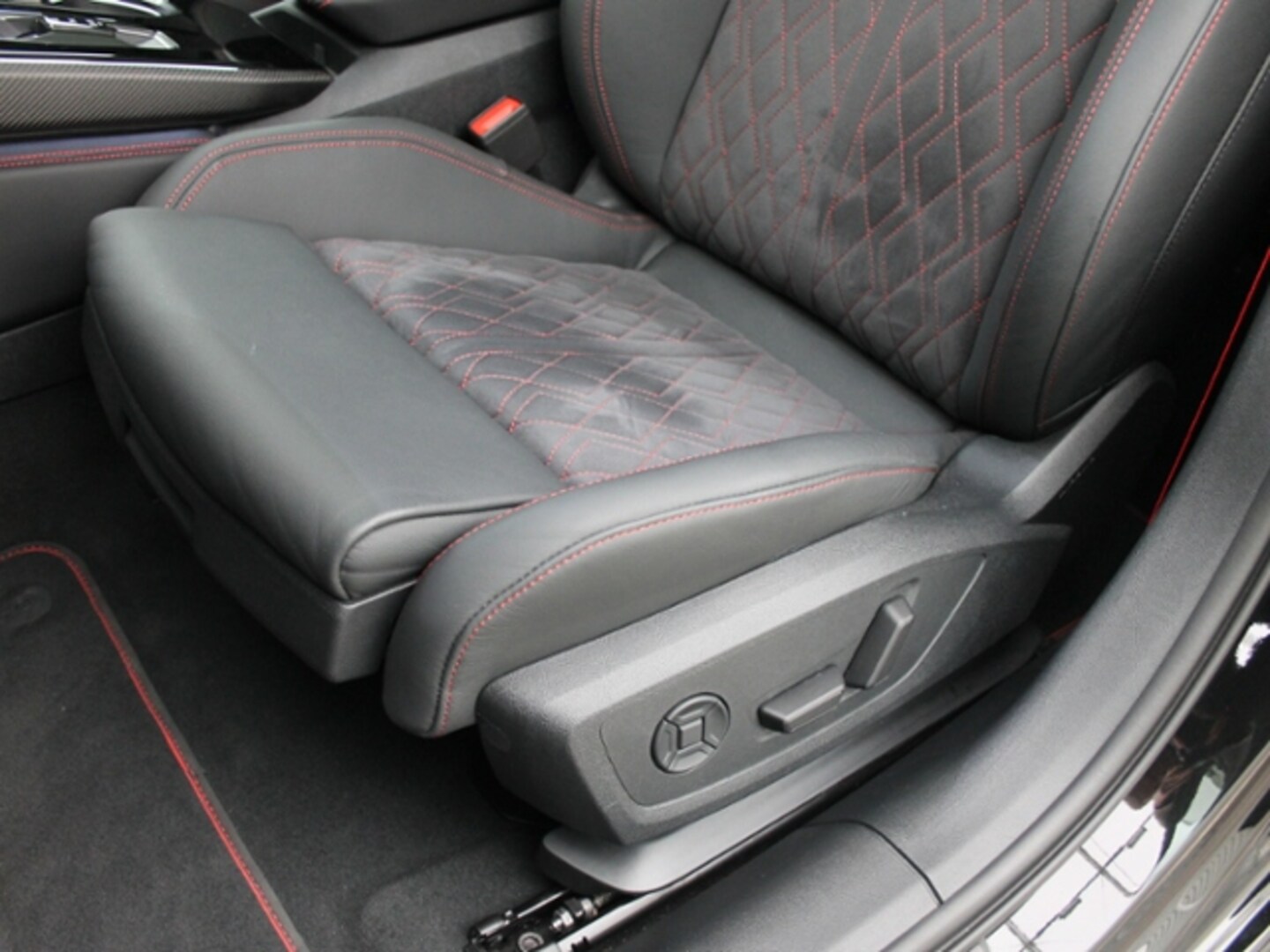 Bild über Audi A6 Avant TFSI quattro 270 kW S tronic - für weitere Informationen kontaktieren Sie den Audi Partner