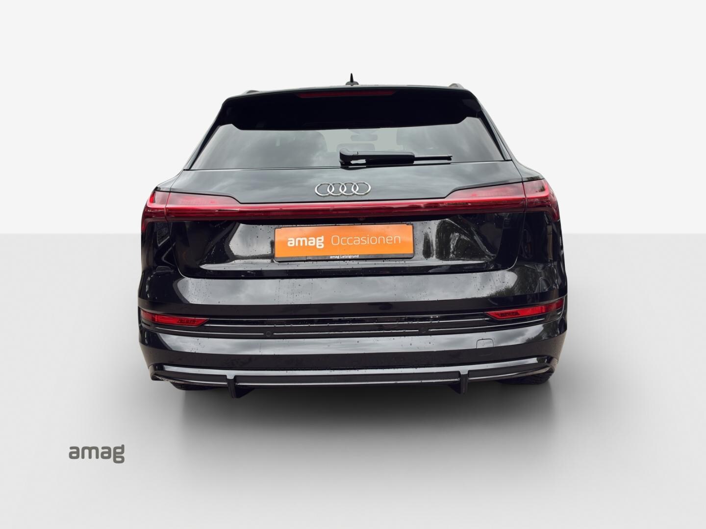 Bild über Audi e-tron Black Edition S line 55 quattro 300,00 kW - for more details contact your dealer