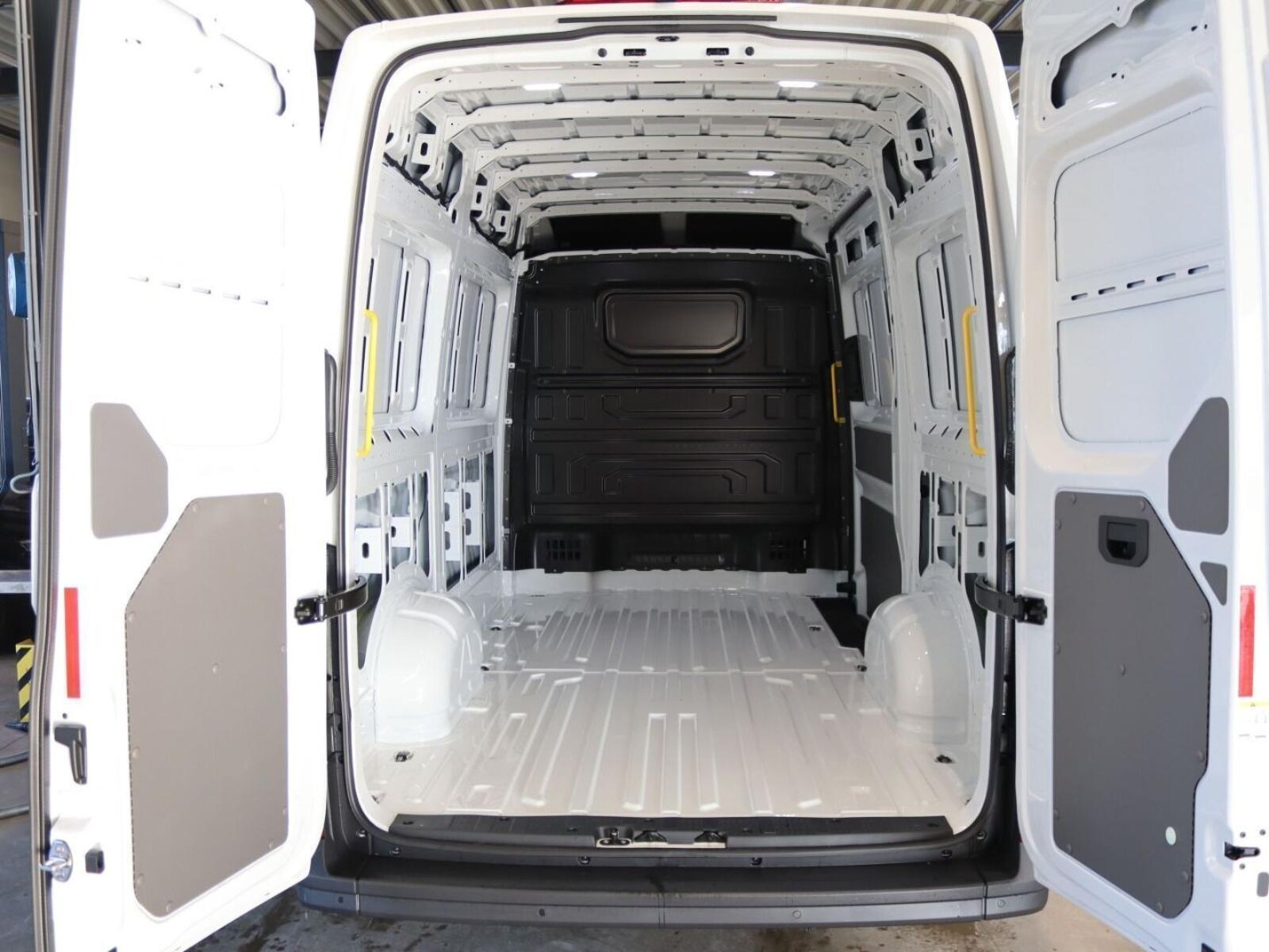 Volkswagen Crafter Kasten mittlerer Radstand – Bild 11