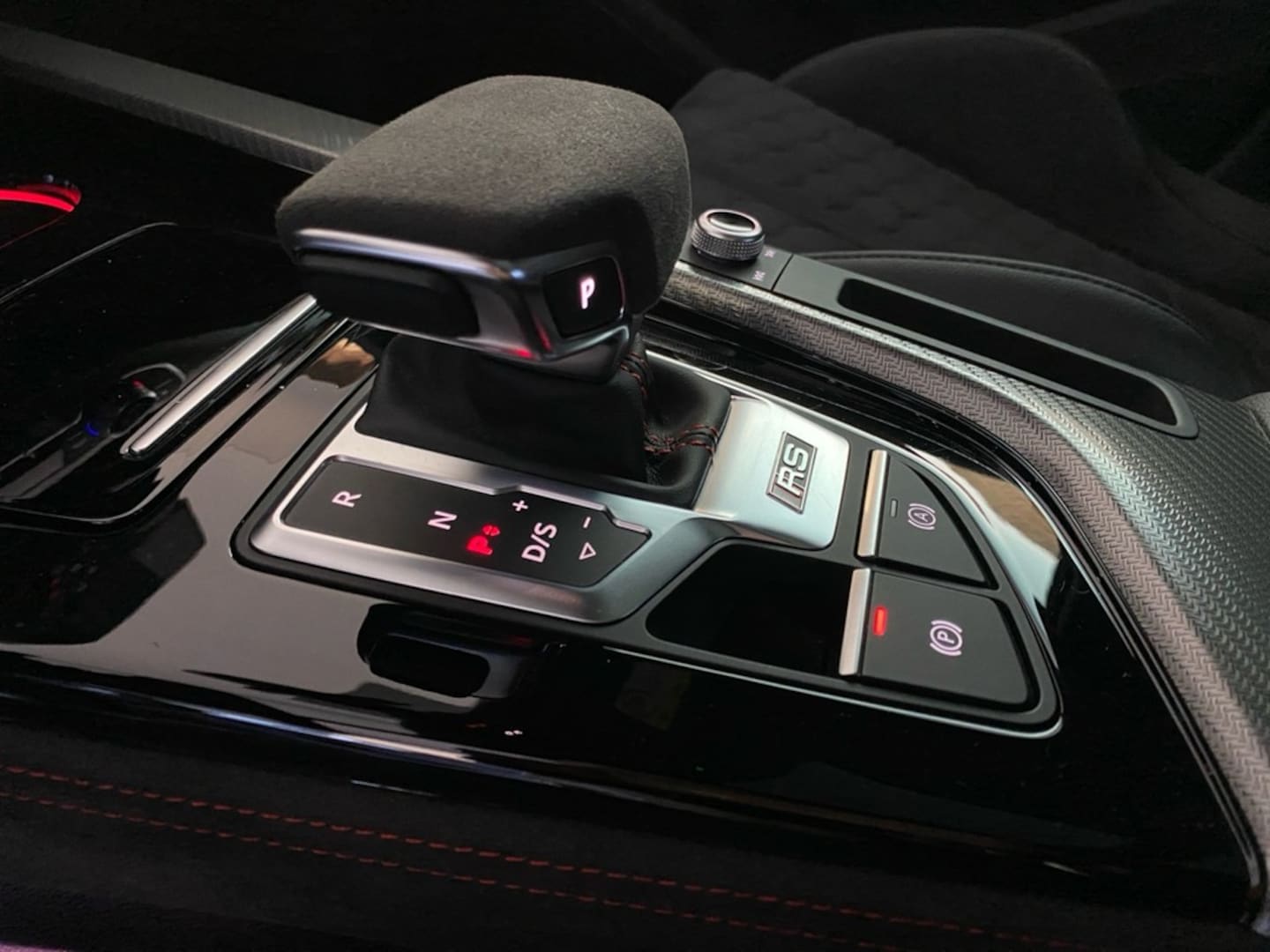 Bild über Audi RS 4 Avant TFSI quattro tiptronic - für weitere Informationen kontaktieren Sie den Audi Partner