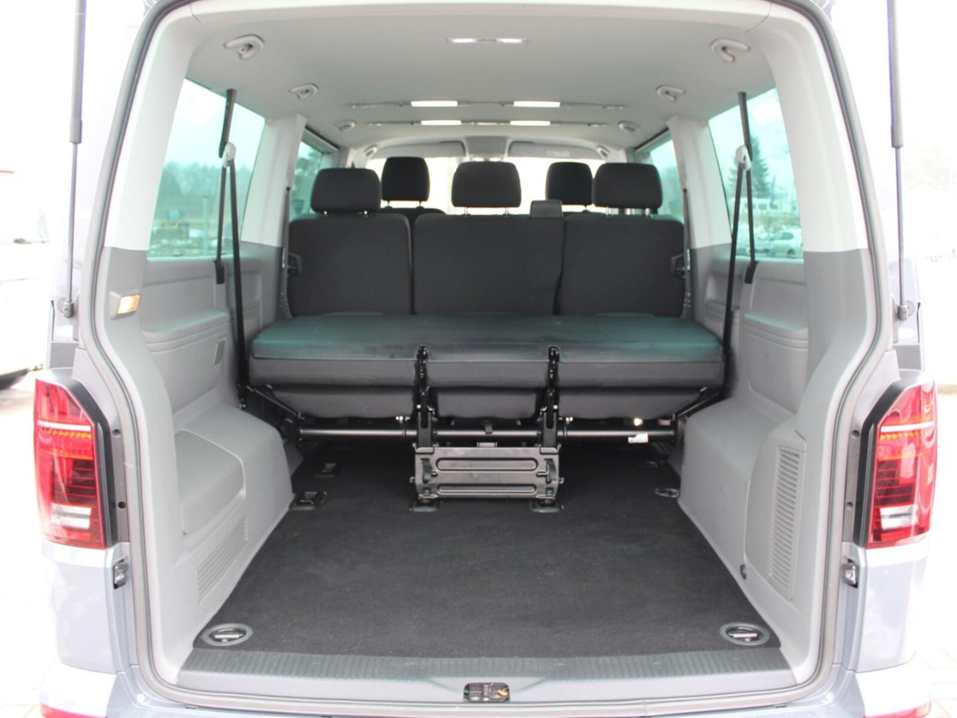 Volkswagen Caravelle 6.1 długi roztaw osi SE