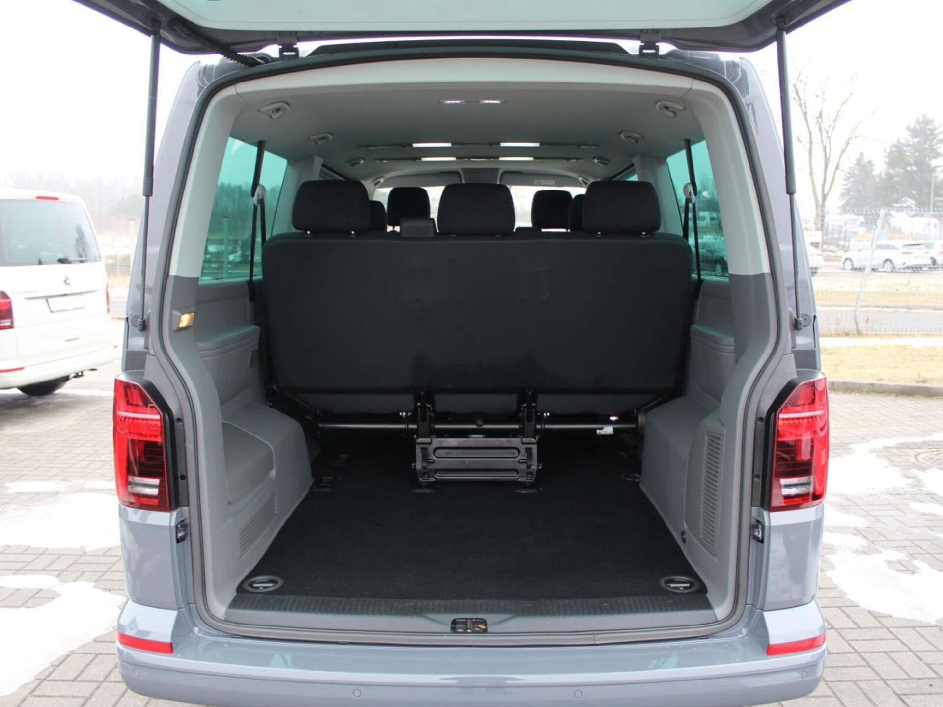 Volkswagen Caravelle 6.1 długi roztaw osi SE