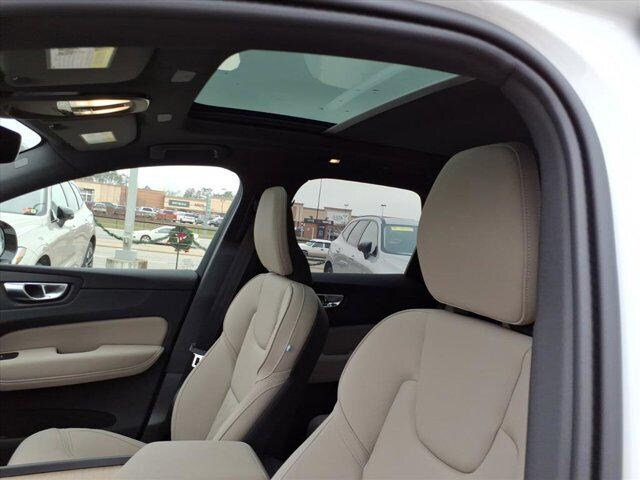 2026 Volvo XC60 Plus - Photo 11