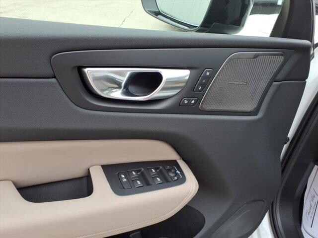 2026 Volvo XC60 Plus - Photo 13