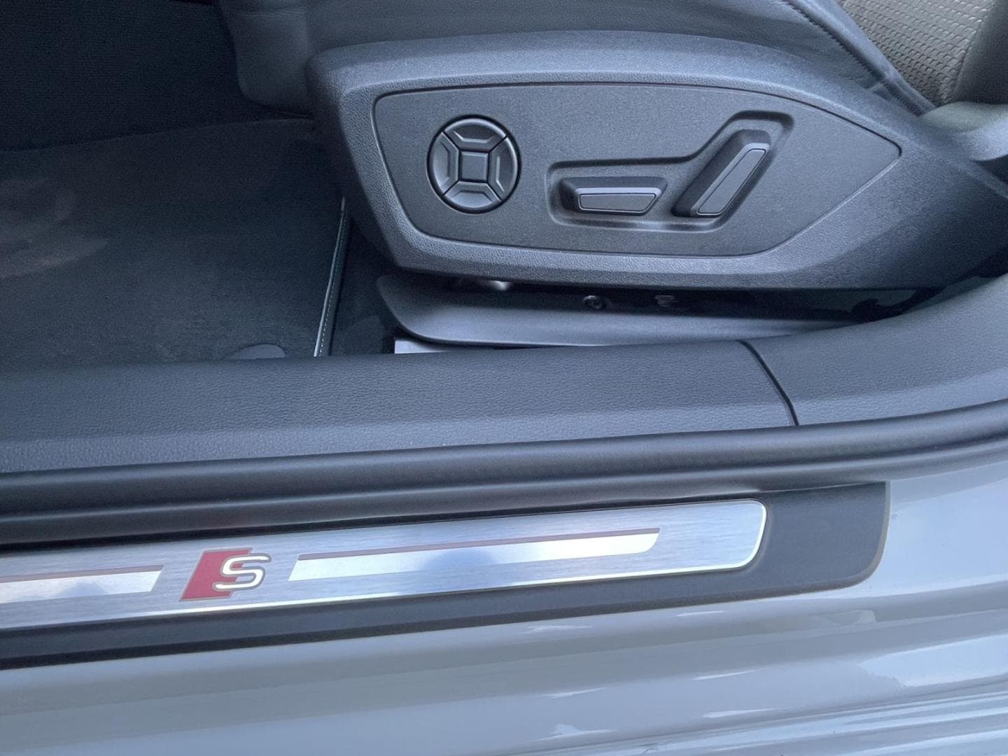 Bild über Audi S6 Avant TDI quattro tiptronic - für weitere Informationen kontaktieren Sie den Audi Partner