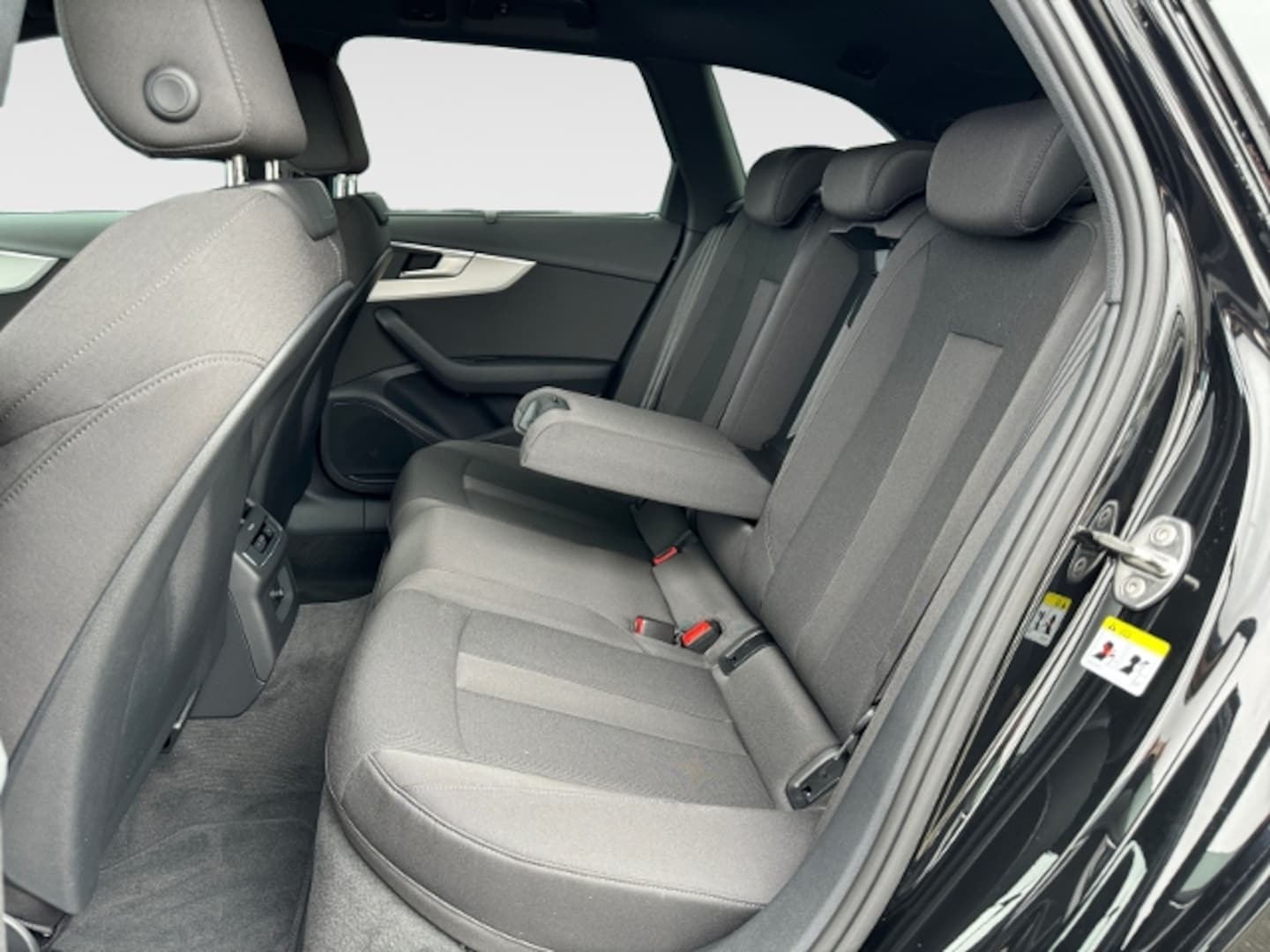 Bild über Audi A4 Avant advanced 35 TDI S tronic - für weitere Informationen kontaktieren Sie den Audi Partner