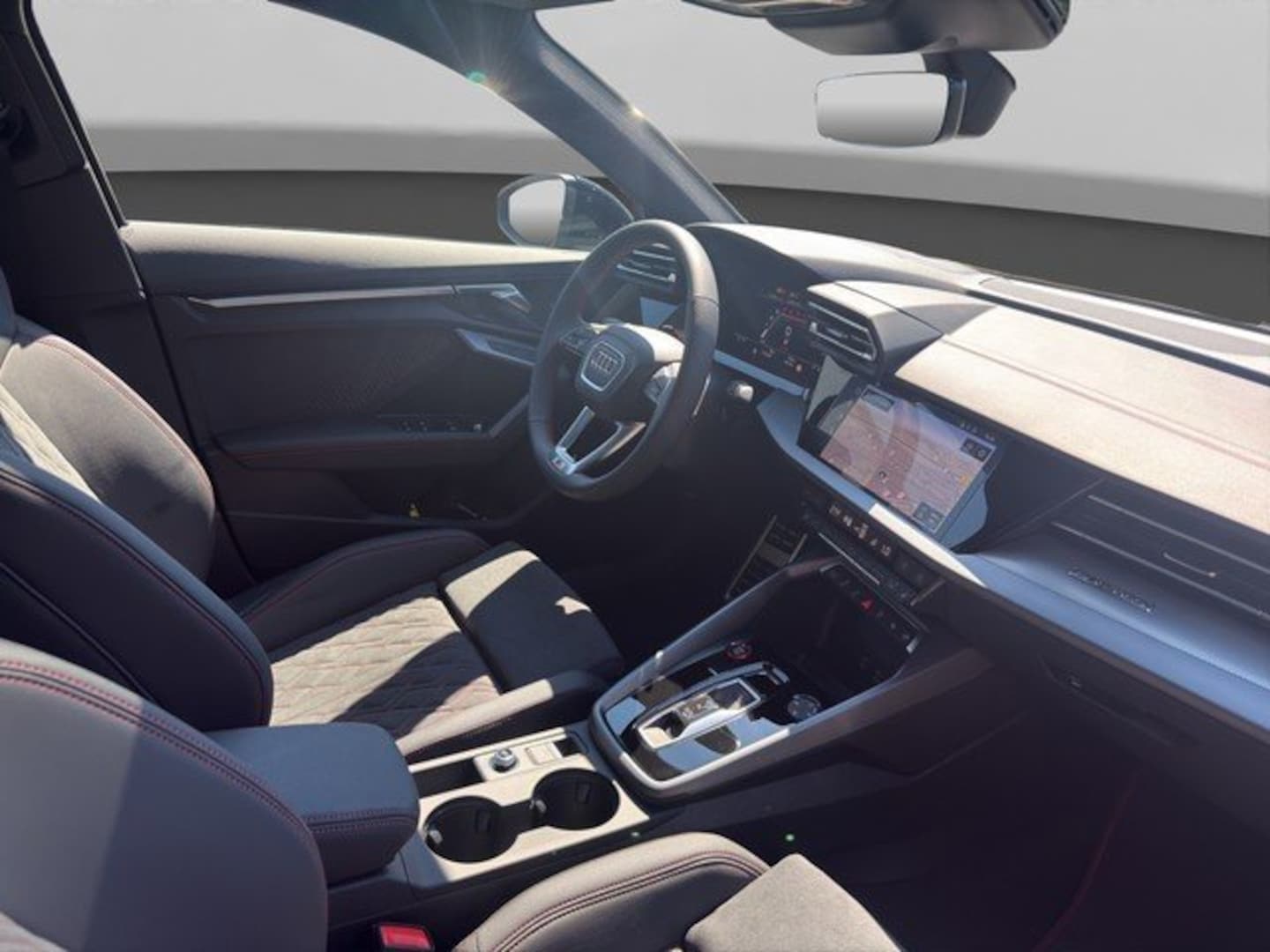 Bild über Audi S3 Limousine TFSI quattro 245 kW S tronic - für weitere Informationen kontaktieren Sie den Audi Partner