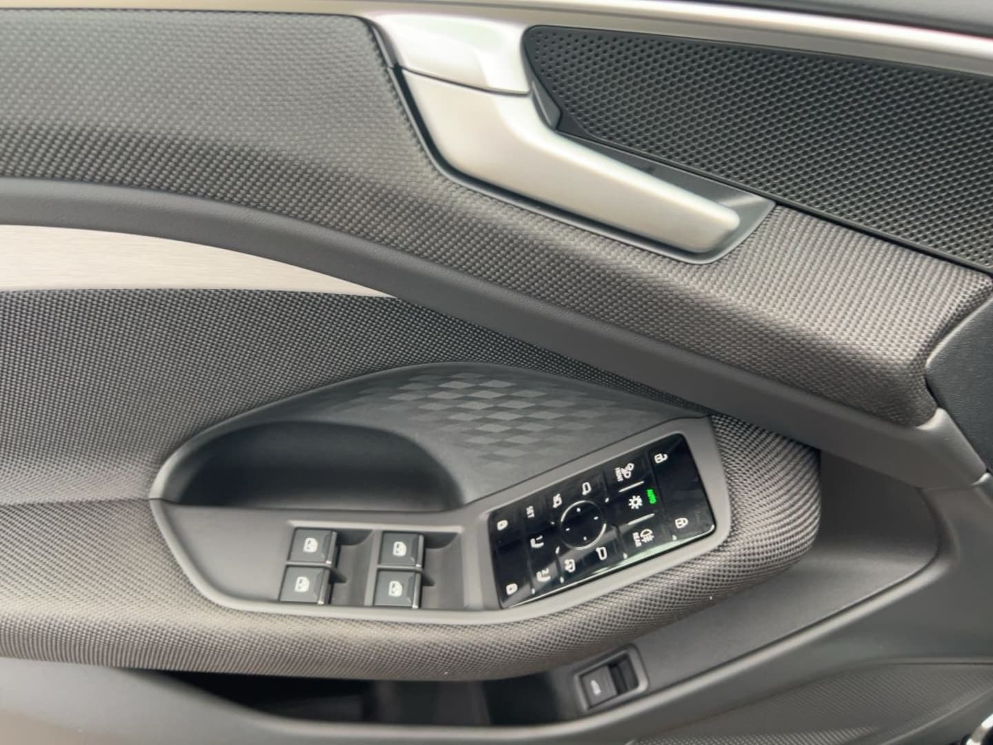 Bild über Audi A6 Avant TDI quattro 150 kW S tronic - für weitere Informationen kontaktieren Sie den Audi Partner