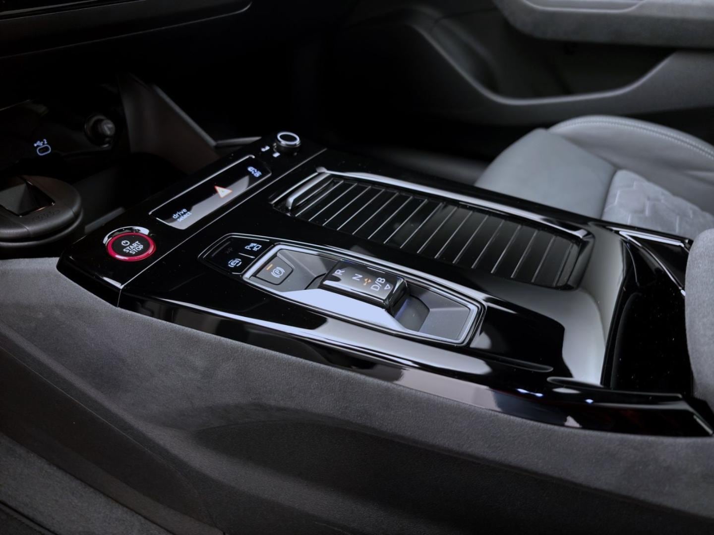 Bild über Audi A6 Avant e-tron e-tron performance - für weitere Informationen kontaktieren Sie den Audi Partner