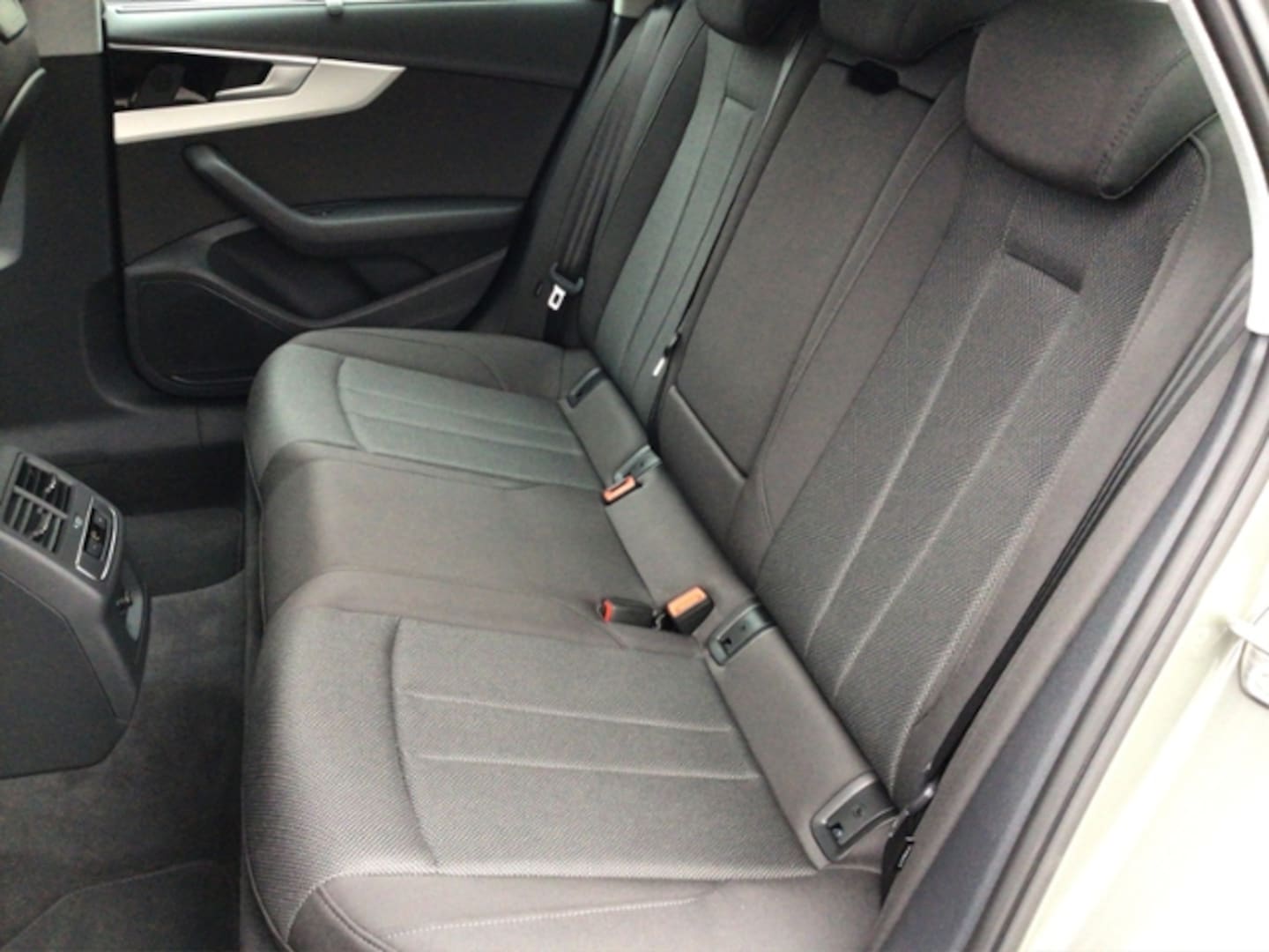 Bild über Audi A4 Avant S line 30 TDI S tronic - für weitere Informationen kontaktieren Sie den Audi Partner