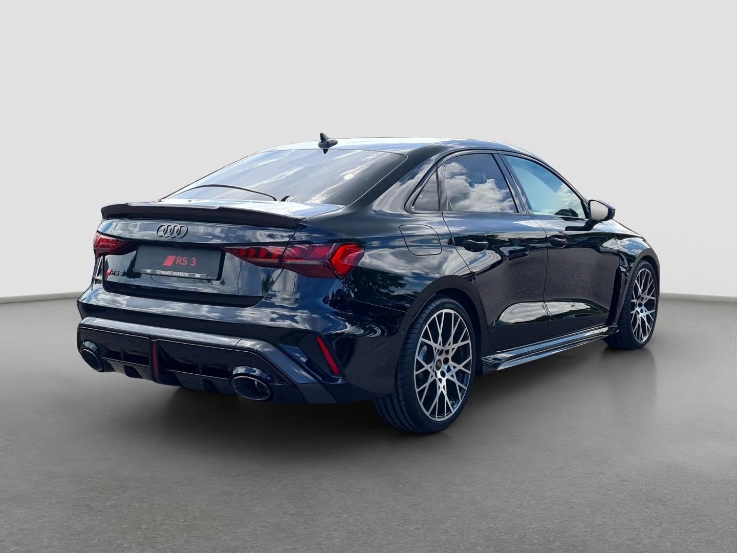 Bild über Audi RS 3 Limousine TFSI quattro 294 kW S tronic - für weitere Informationen kontaktieren Sie den Audi Partner