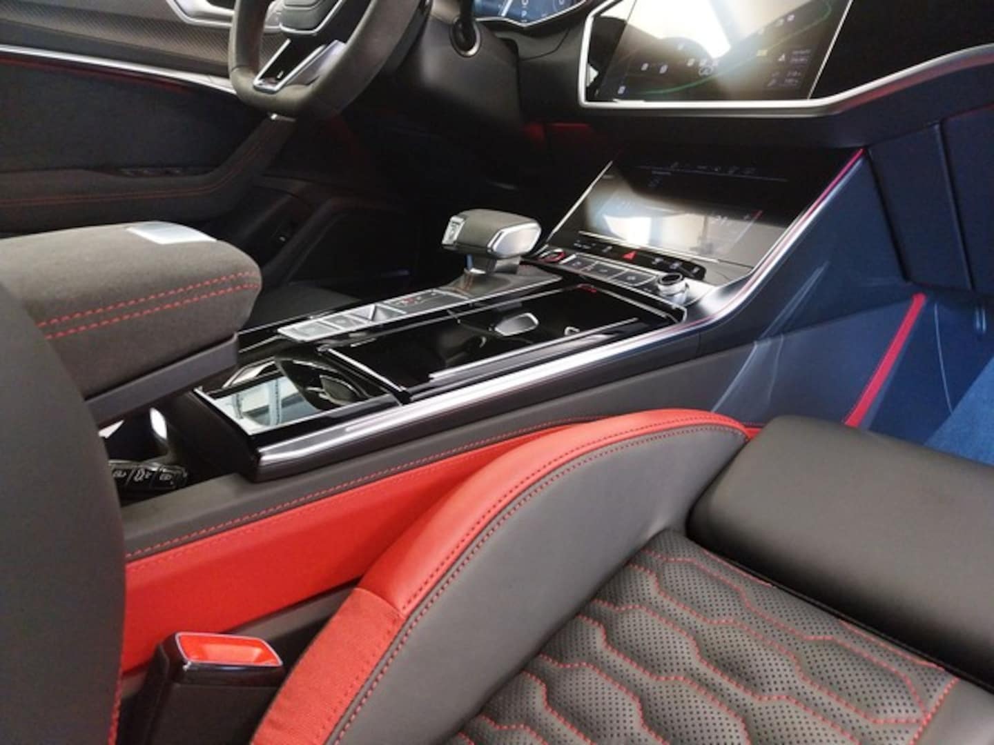 Bild über Audi RS 6 Avant performance quattro tiptronic - für weitere Informationen kontaktieren Sie den Audi Partner