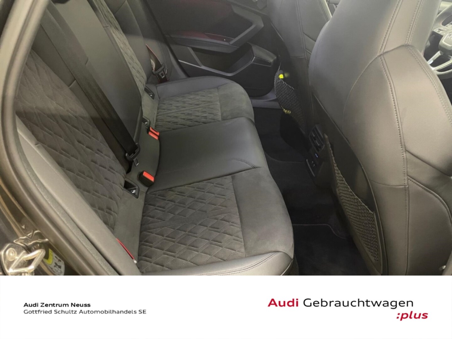 Bild über Audi RS 3 Sportback TFSI quattro S tronic - für weitere Informationen kontaktieren Sie den Audi Partner