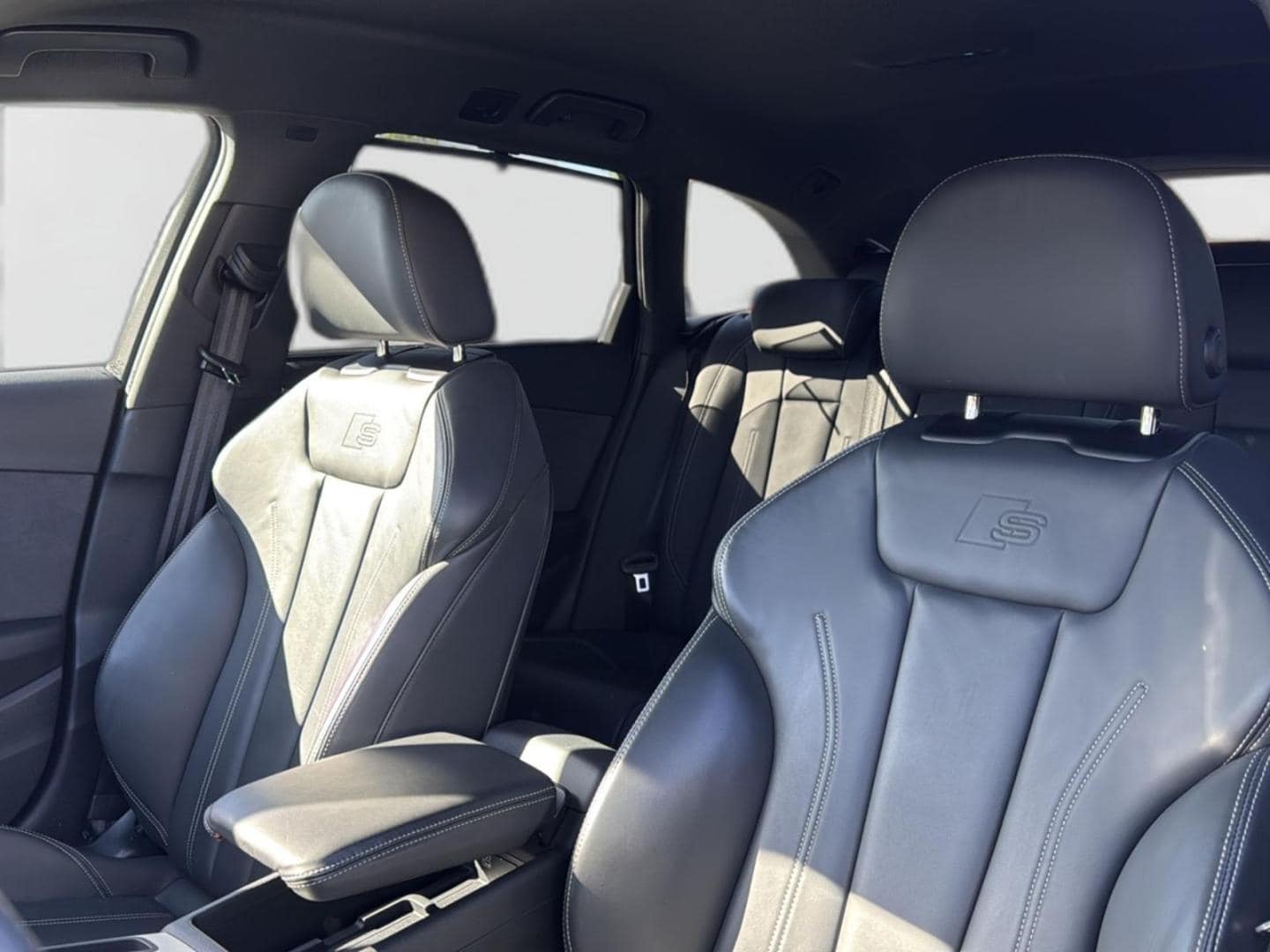 Bild über Audi A4 Avant S line 40 TFSI quattro S tronic - für weitere Informationen kontaktieren Sie den Audi Partner
