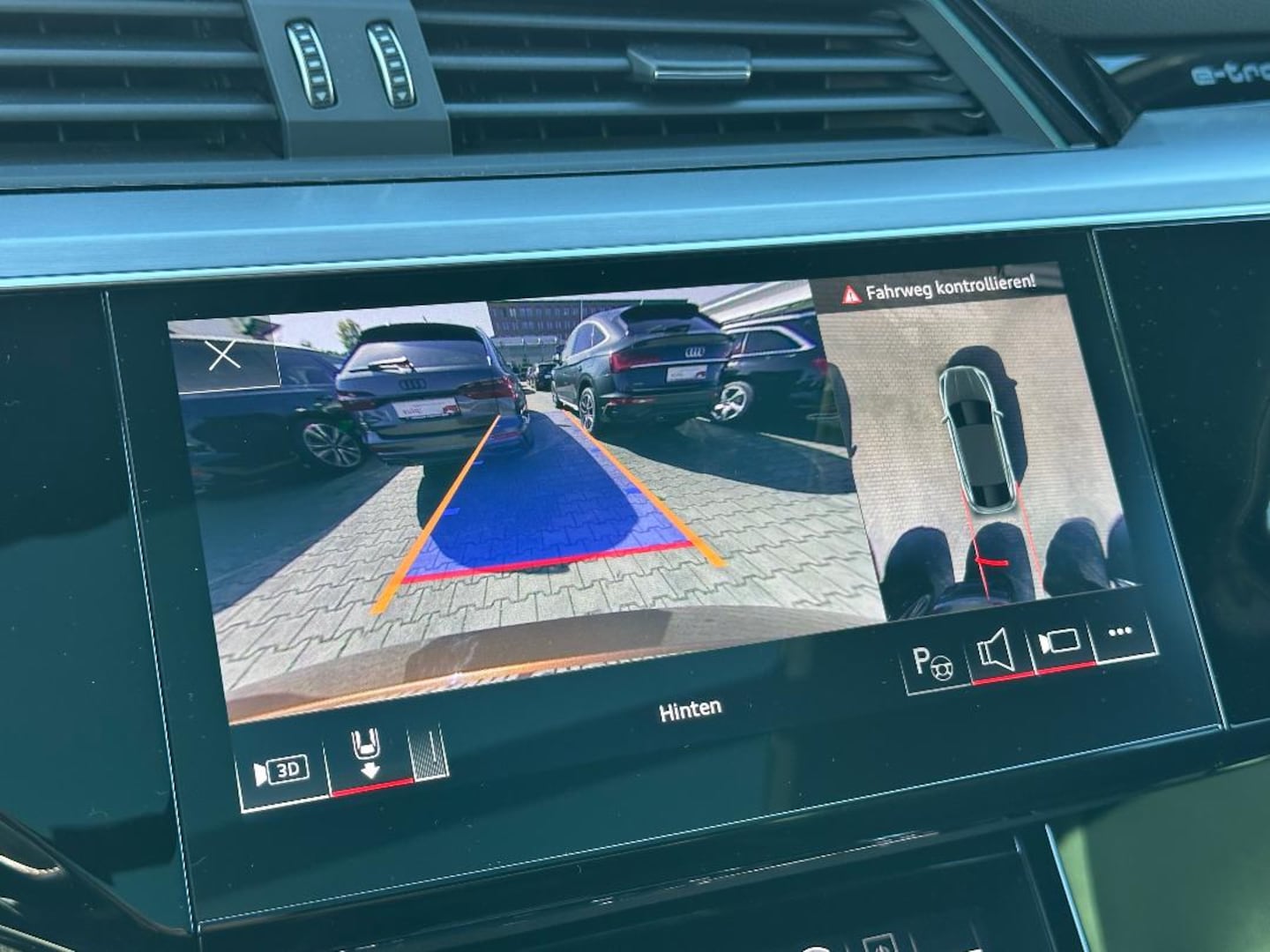 Bild über Audi Q8 Sportback e-tron S line 55 e-tron quattro - für weitere Informationen kontaktieren Sie den Audi Partner