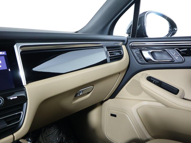 2026 Porsche Macan T - Photo 25