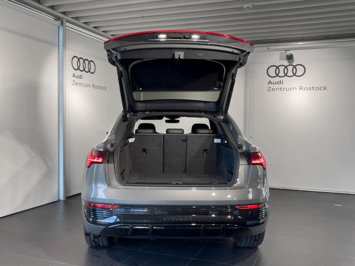 Bild über Audi Q8 Sportback e-tron S line 55 e-tron quattro - für weitere Informationen kontaktieren Sie den Audi Partner