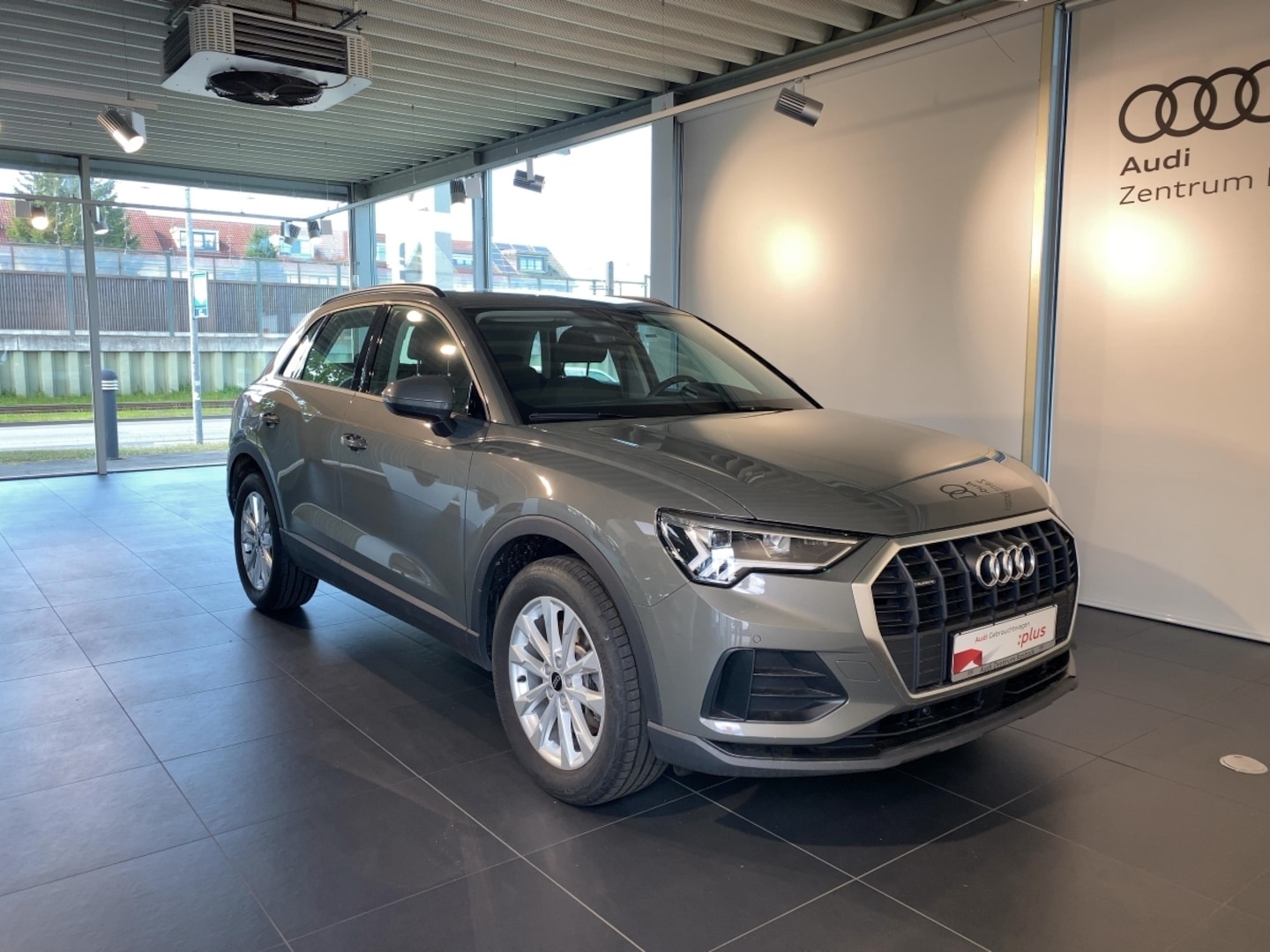 Bild über Audi Q3 40 TFSI quattro S tronic - für weitere Informationen kontaktieren Sie den Audi Partner