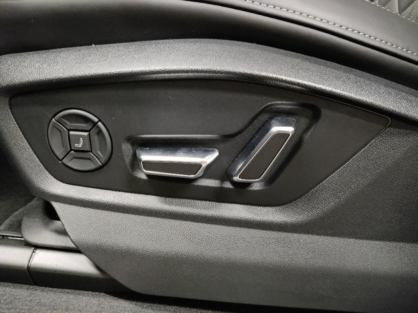 Bild über Audi SQ8 SUV TFSI quattro tiptronic - für weitere Informationen kontaktieren Sie den Audi Partner