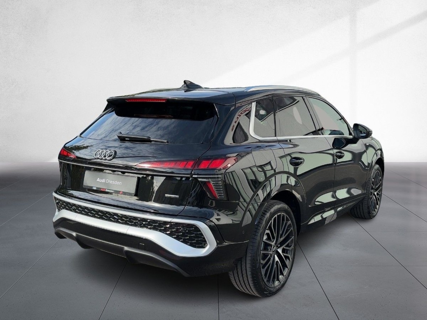 Bild über Audi Q3 SUV TFSI quattro 195 kW S tronic - für weitere Informationen kontaktieren Sie den Audi Partner