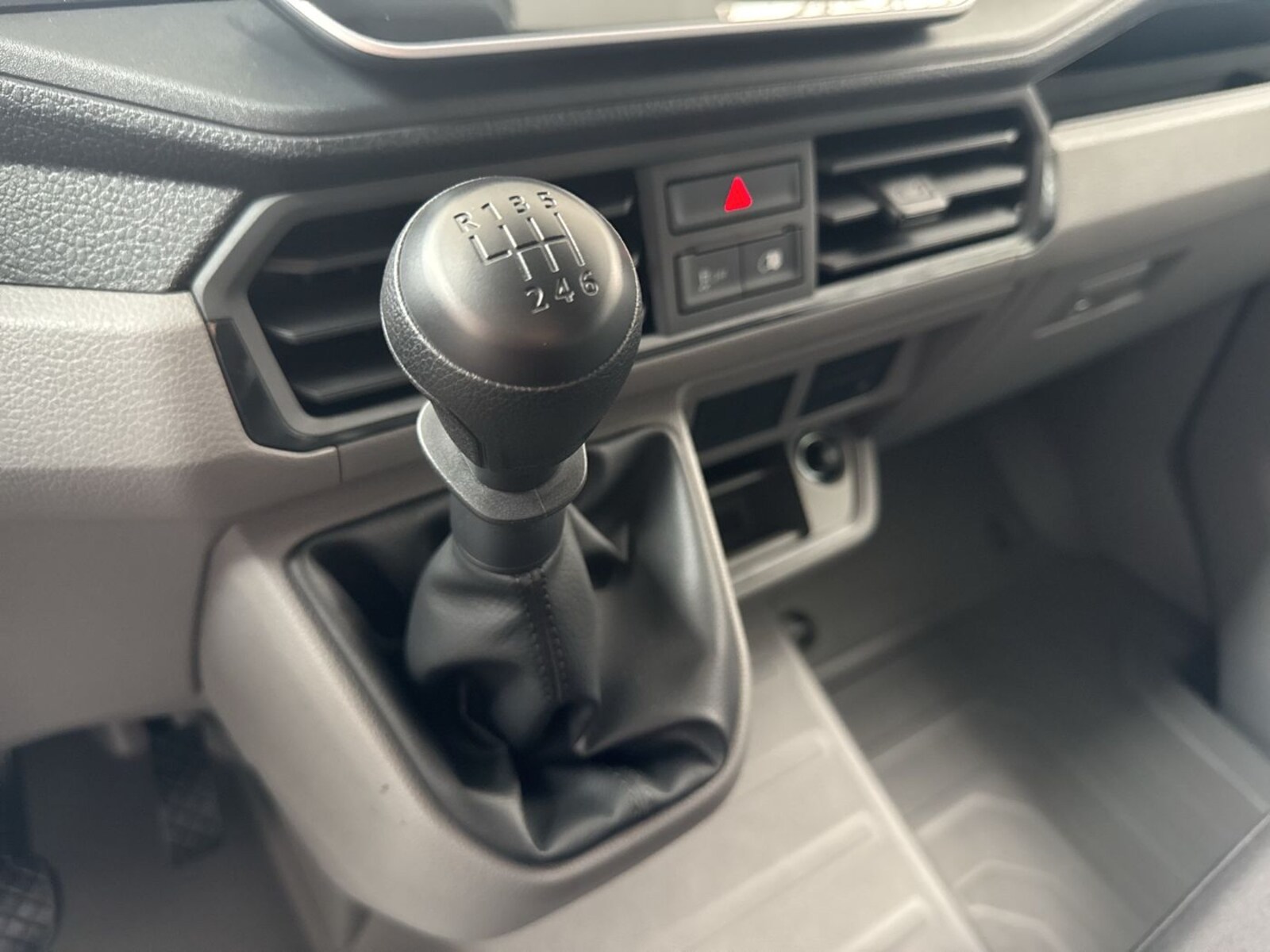 Volkswagen Crafter Kasten mittlerer Radstand – Bild 8