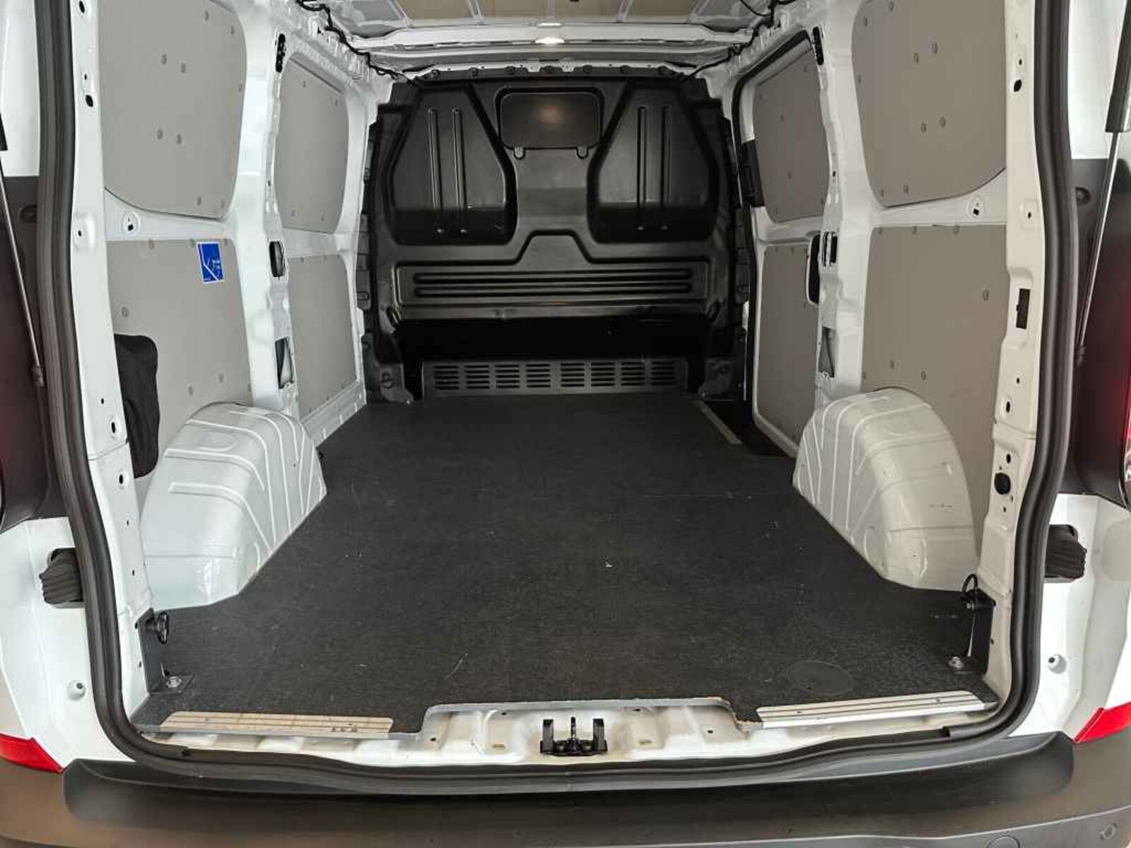 Volkswagen Transporter Kasten kurzer Radstand – Bild 9