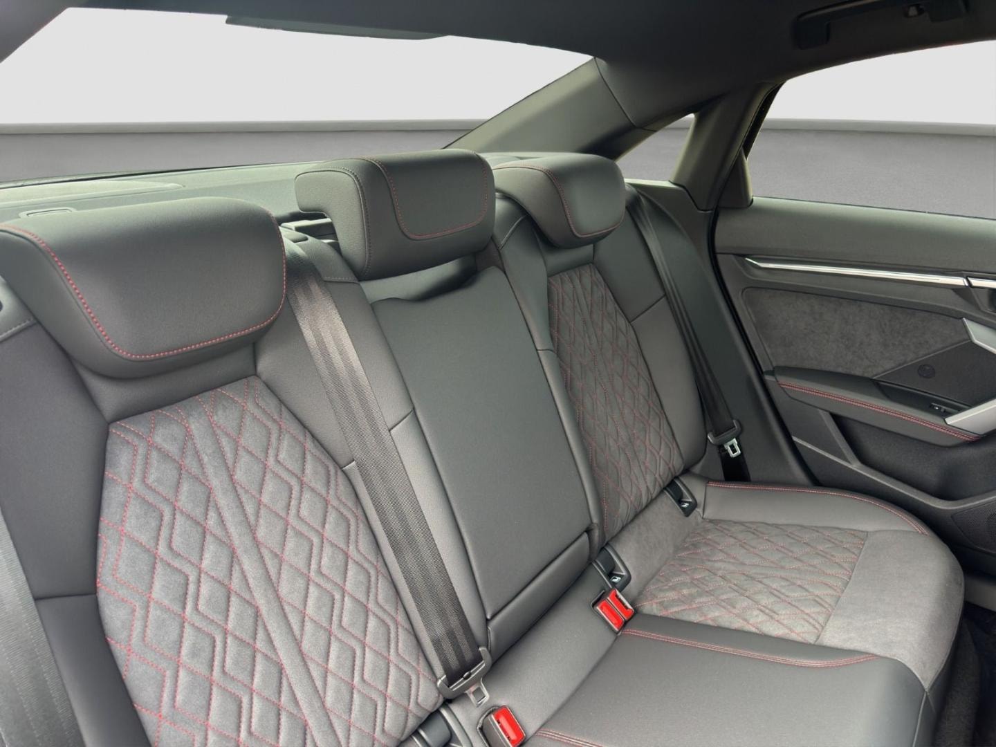 Bild über Audi S3 Limousine TFSI quattro S tronic - für weitere Informationen kontaktieren Sie den Audi Partner
