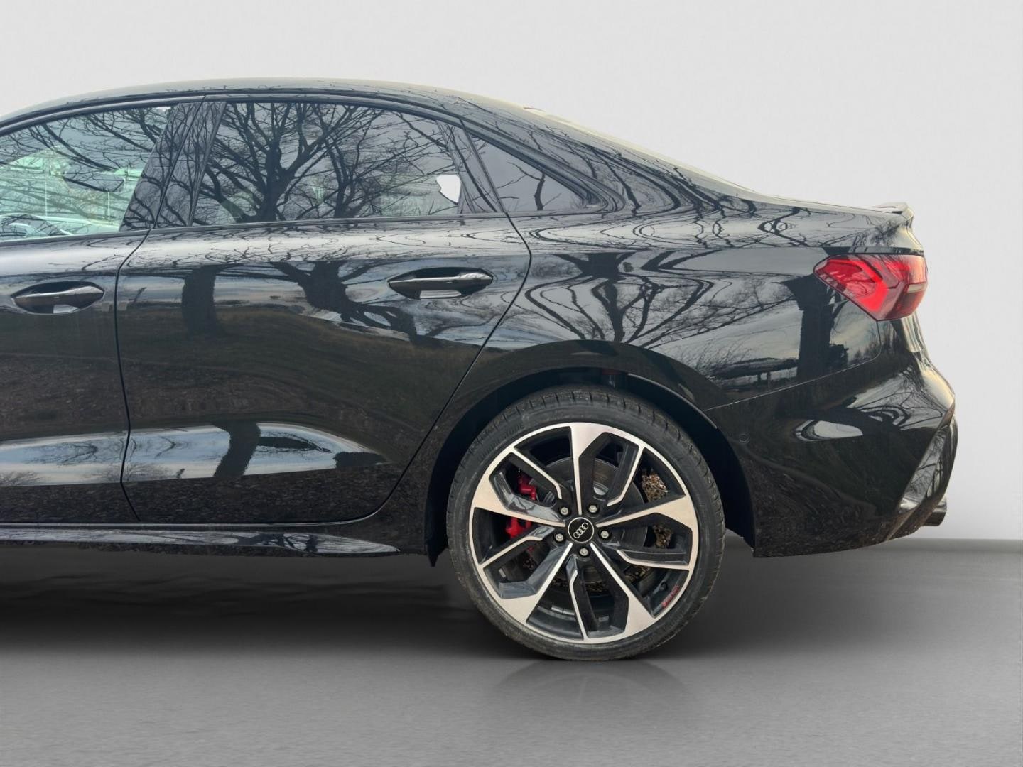Bild über Audi S3 Limousine TFSI quattro S tronic - für weitere Informationen kontaktieren Sie den Audi Partner
