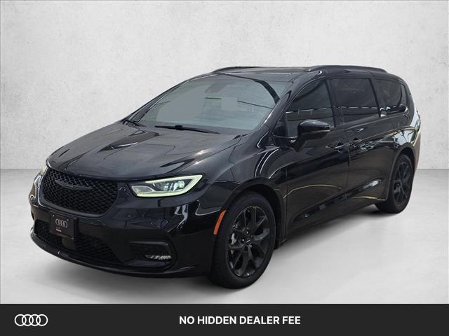 2022 Chrysler Pacifica Touring L's photo