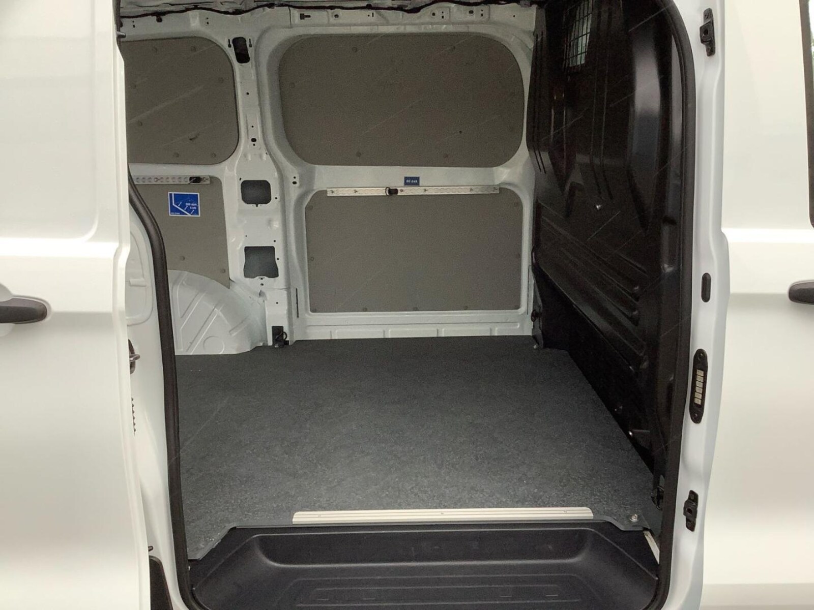 Volkswagen Transporter Kasten kurzer Radstand – Bild 9