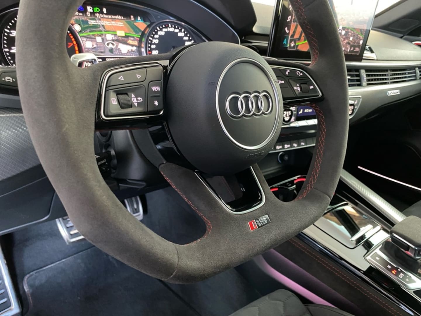 Bild über Audi RS 4 Avant TFSI quattro tiptronic - für weitere Informationen kontaktieren Sie den Audi Partner