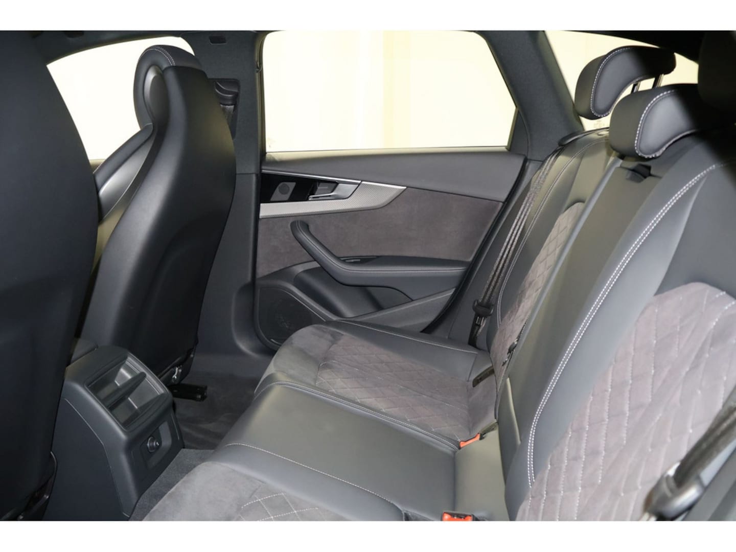 Bild über Audi RS 4 Avant TFSI quattro tiptronic - für weitere Informationen kontaktieren Sie den Audi Partner