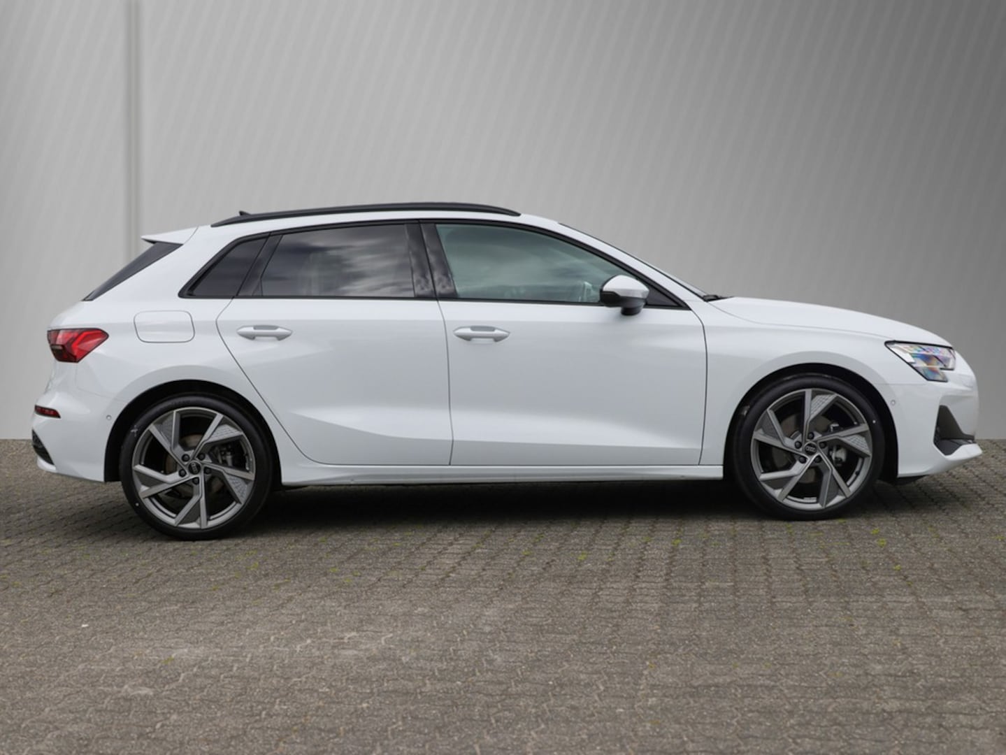 Bild über Audi A3 Sportback TFSI quattro S tronic - für weitere Informationen kontaktieren Sie den Audi Partner