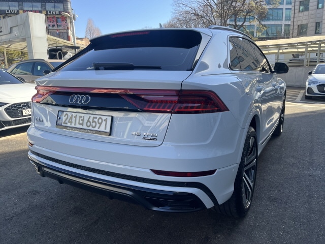 Audi Q8 55 TFSI quattro Premium 250 340 kW hp tiptronic 5