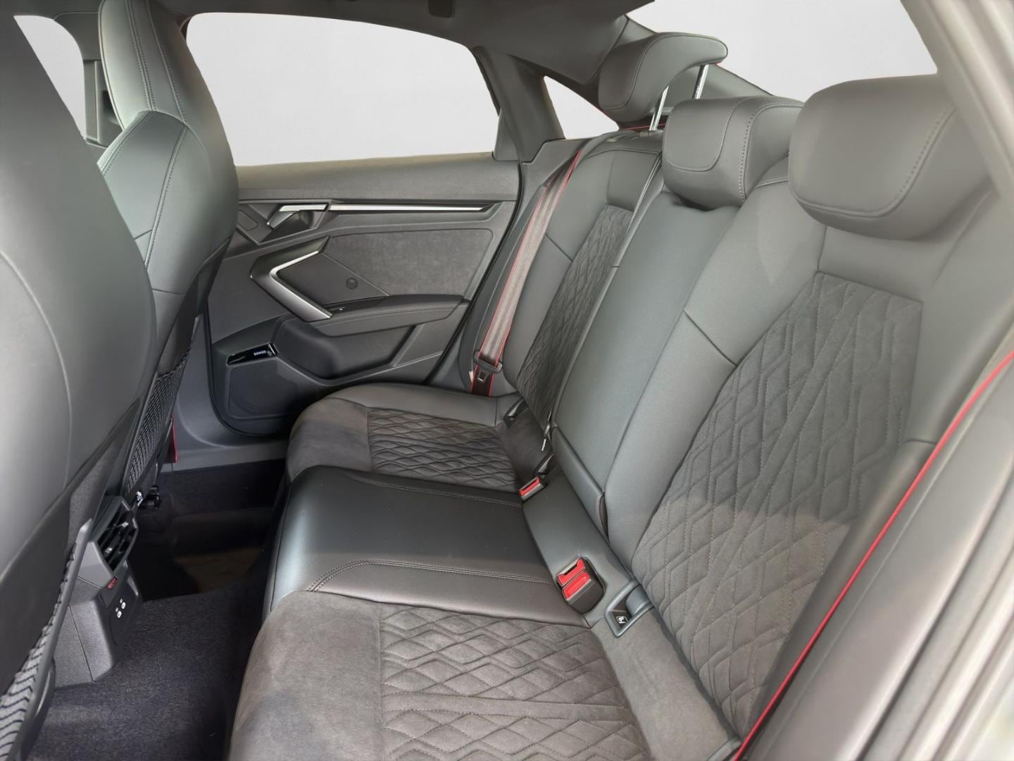 Bild über Audi RS 3 Limousine TFSI quattro 294 kW S tronic - für weitere Informationen kontaktieren Sie den Audi Partner