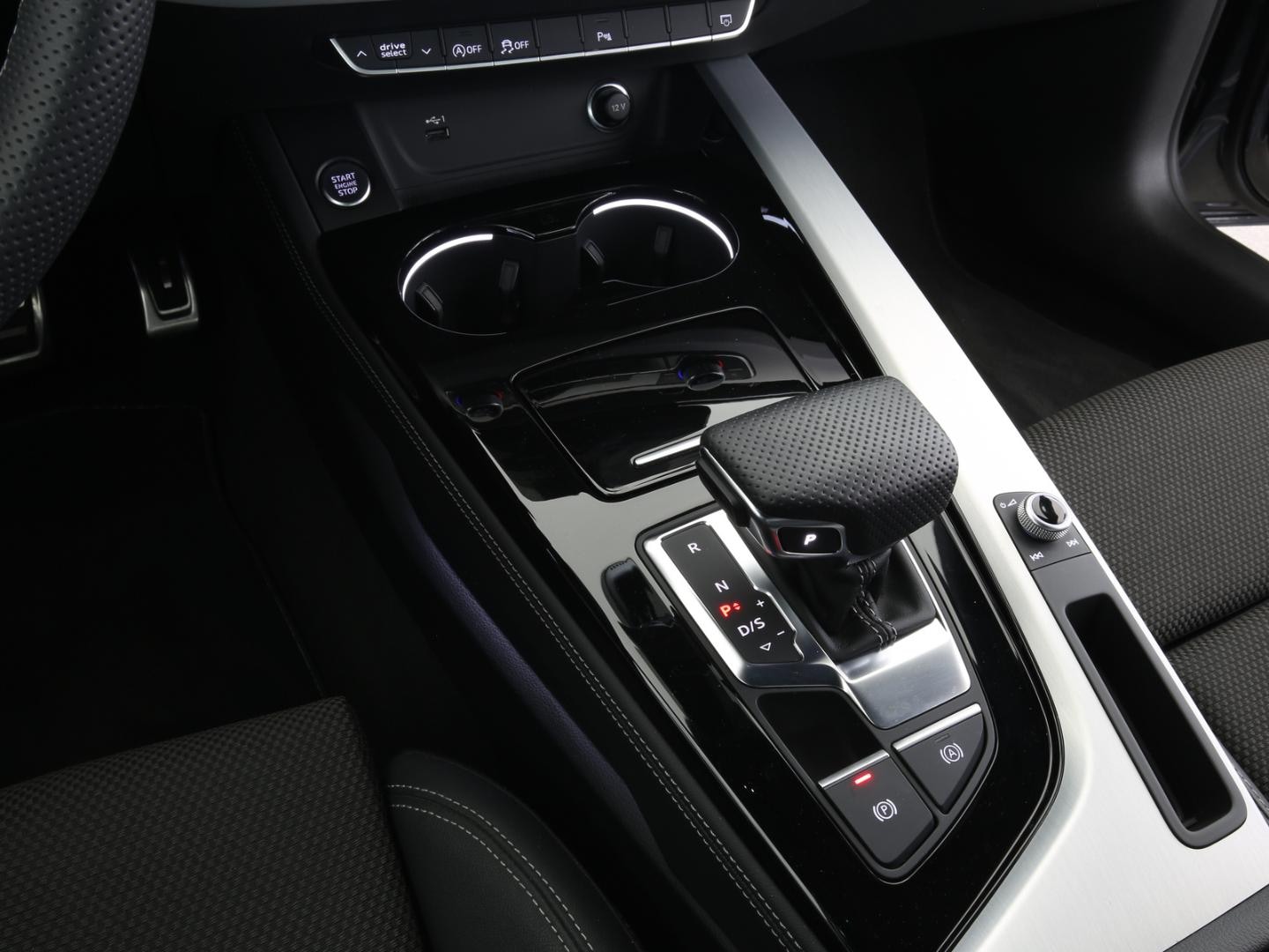 Bild über Audi A4 Limousine S line 45 TFSI quattro S tronic - für weitere Informationen kontaktieren Sie den Audi Partner