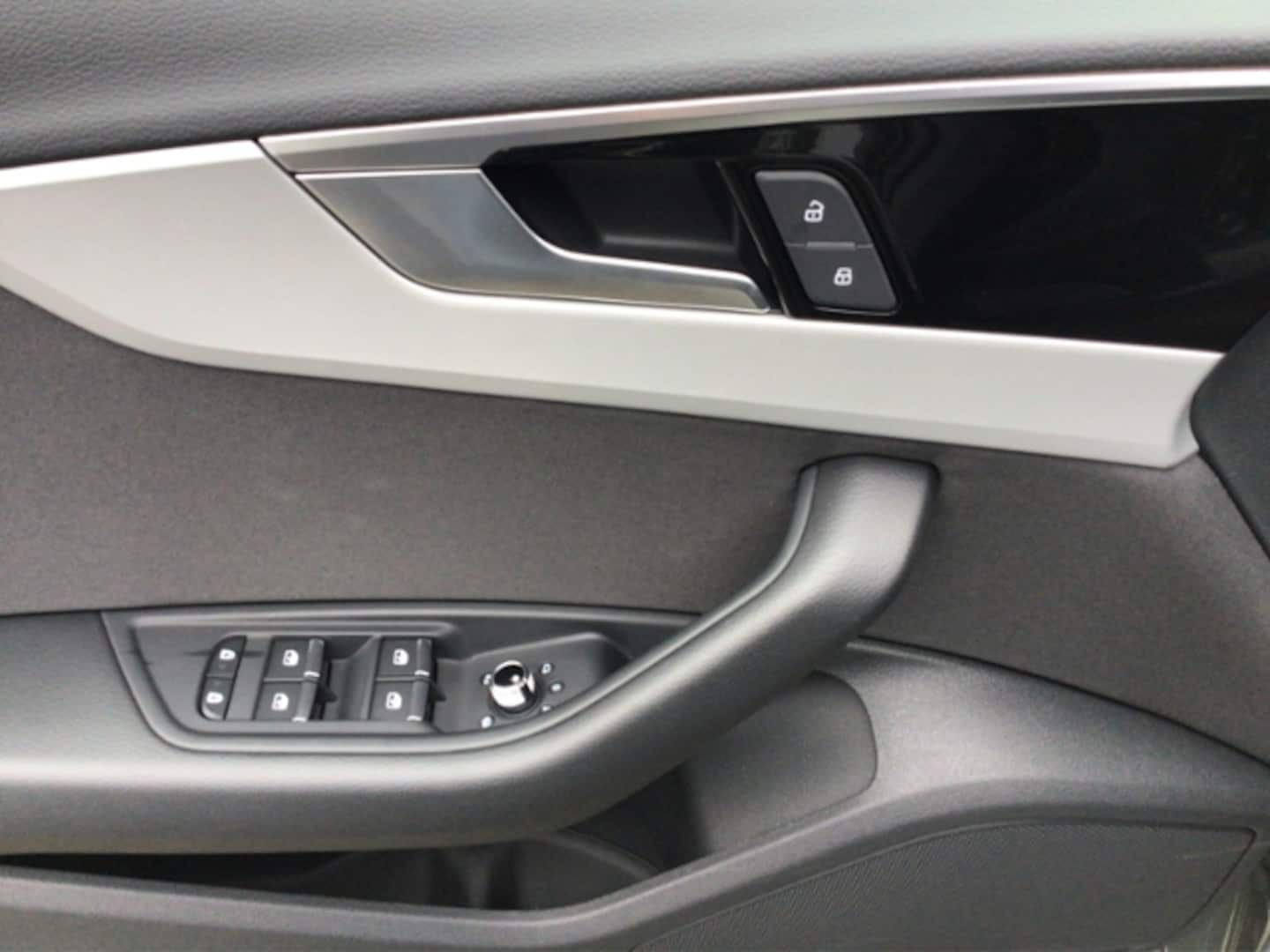 Bild über Audi A4 Avant S line 30 TDI S tronic - für weitere Informationen kontaktieren Sie den Audi Partner
