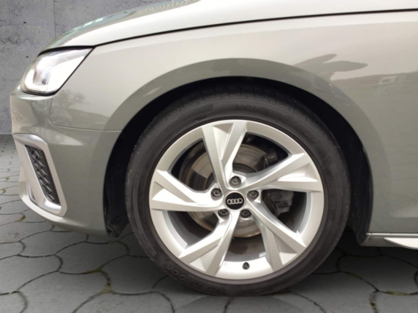 Bild über Audi A4 Avant S line 30 TDI S tronic - für weitere Informationen kontaktieren Sie den Audi Partner
