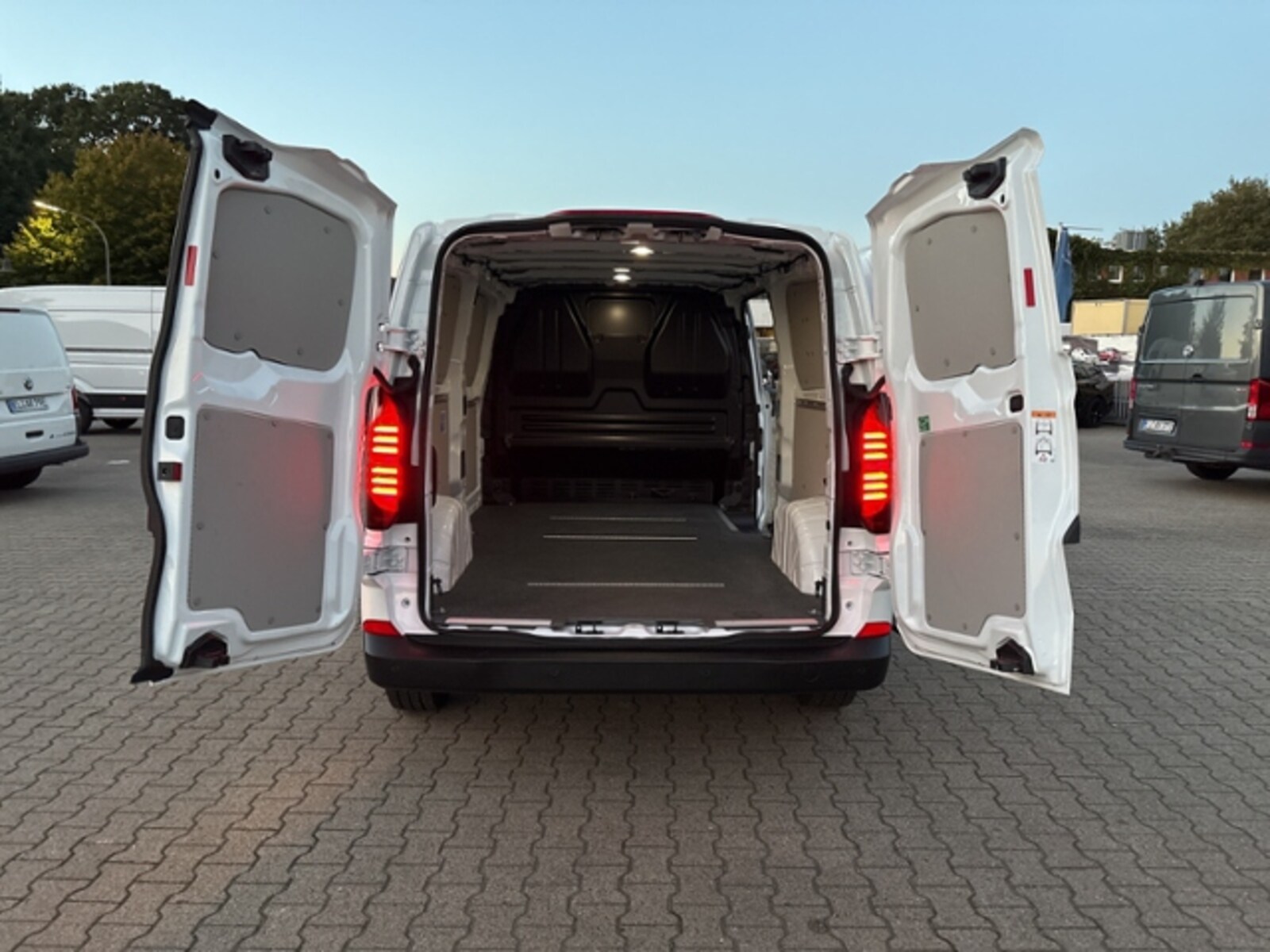 Volkswagen Transporter Kasten langer Radstand – Bild 24