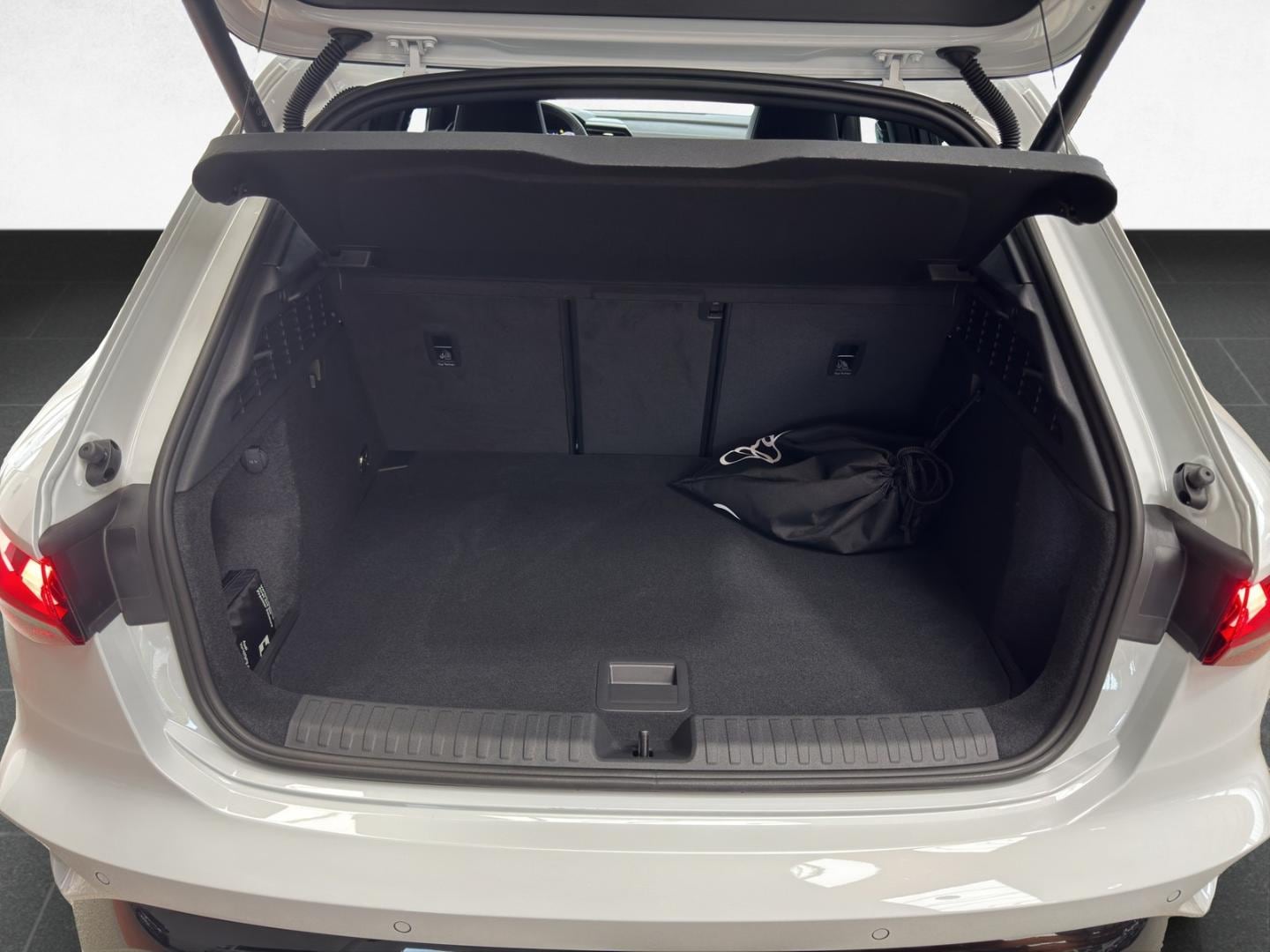 Bild über Audi A3 Sportback TFSI e S line 45 TFSI e S tronic - für weitere Informationen kontaktieren Sie den Audi Partner