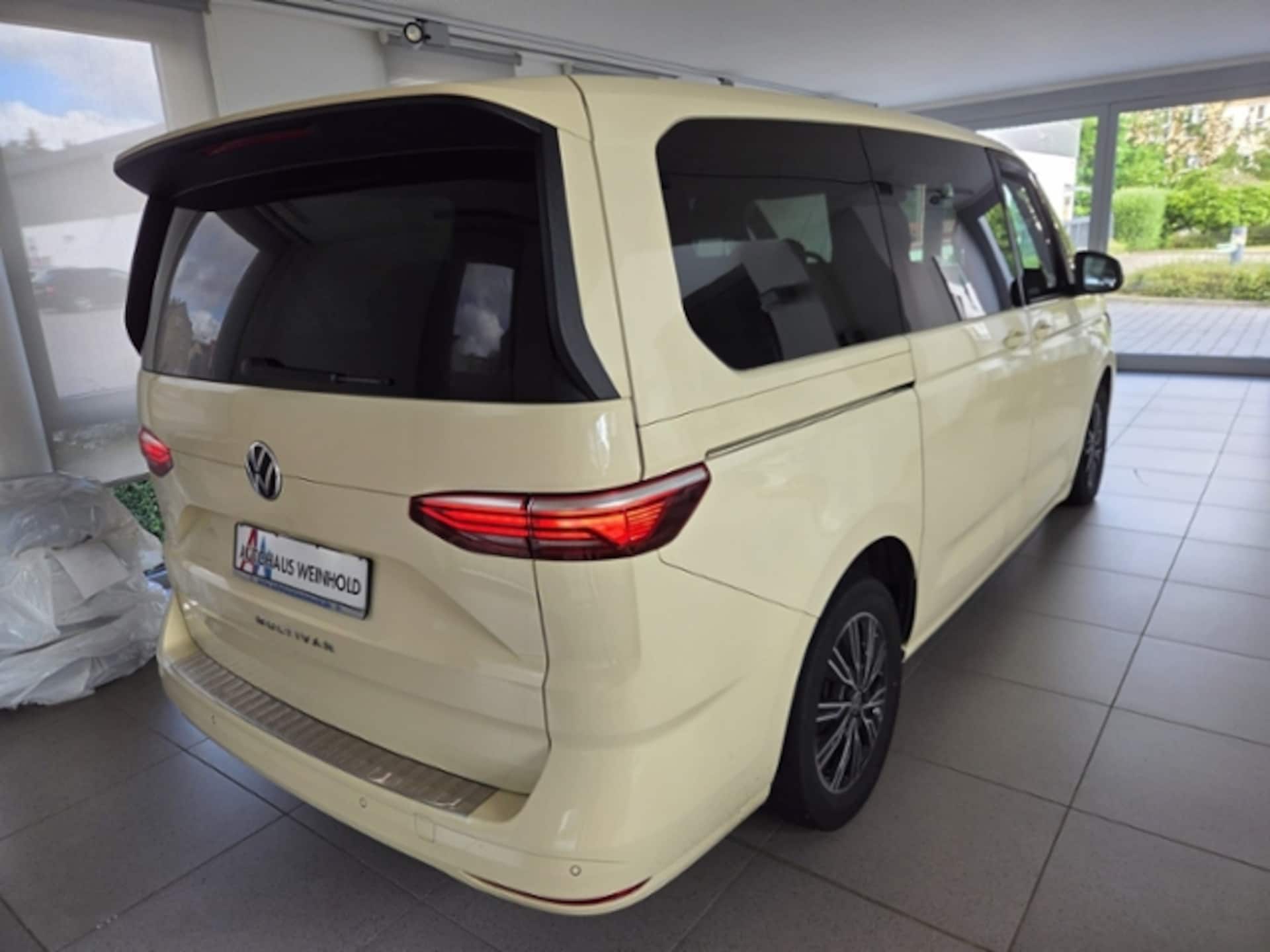 Volkswagen Multivan Langversion Basis-Modell