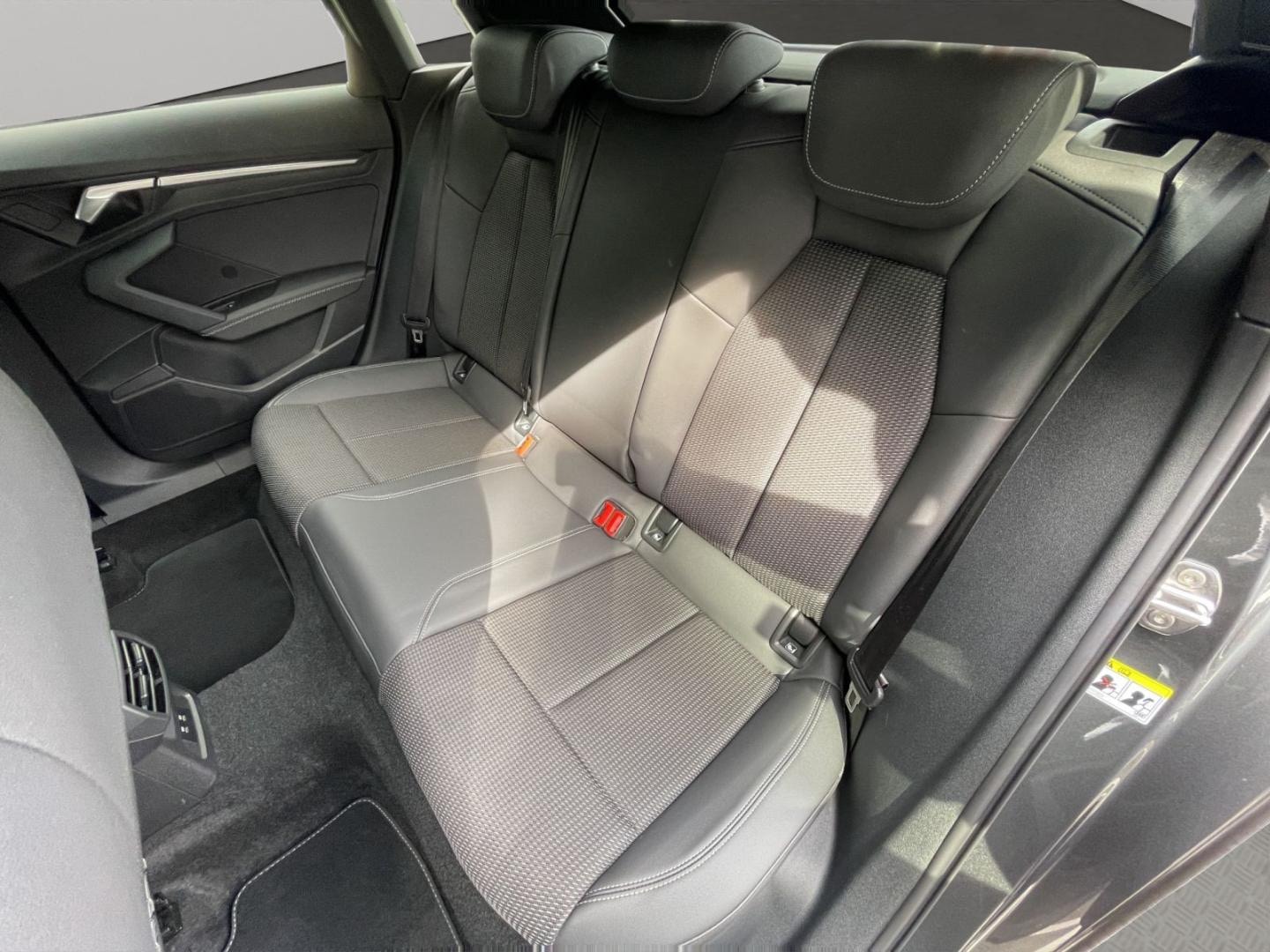 Bild über Audi S3 Sportback TFSI quattro S tronic - für weitere Informationen kontaktieren Sie den Audi Partner