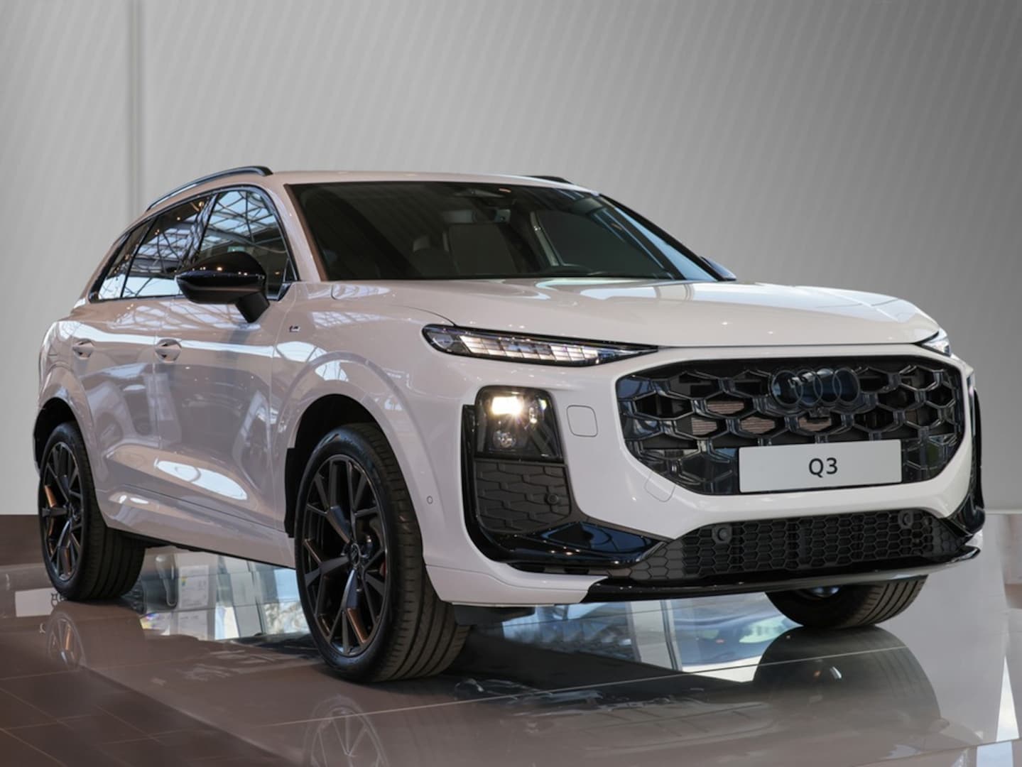 Bild über Audi Q3 SUV TFSI quattro 195 kW S tronic - für weitere Informationen kontaktieren Sie den Audi Partner