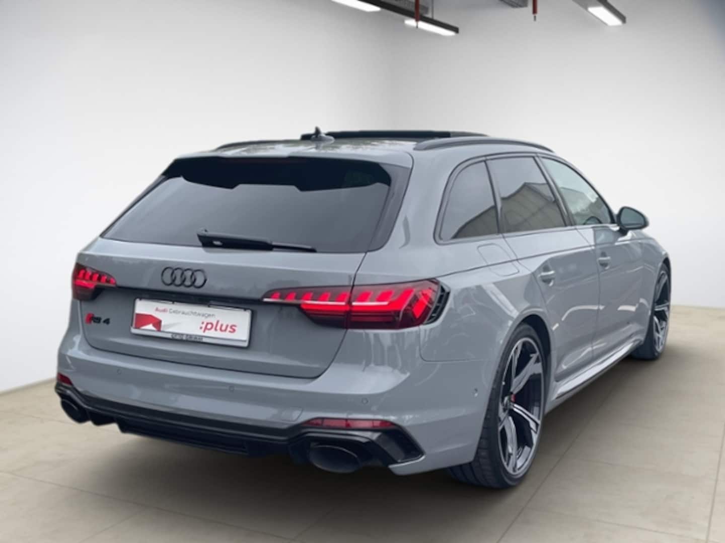 Bild über Audi RS 4 Avant TFSI quattro tiptronic - für weitere Informationen kontaktieren Sie den Audi Partner