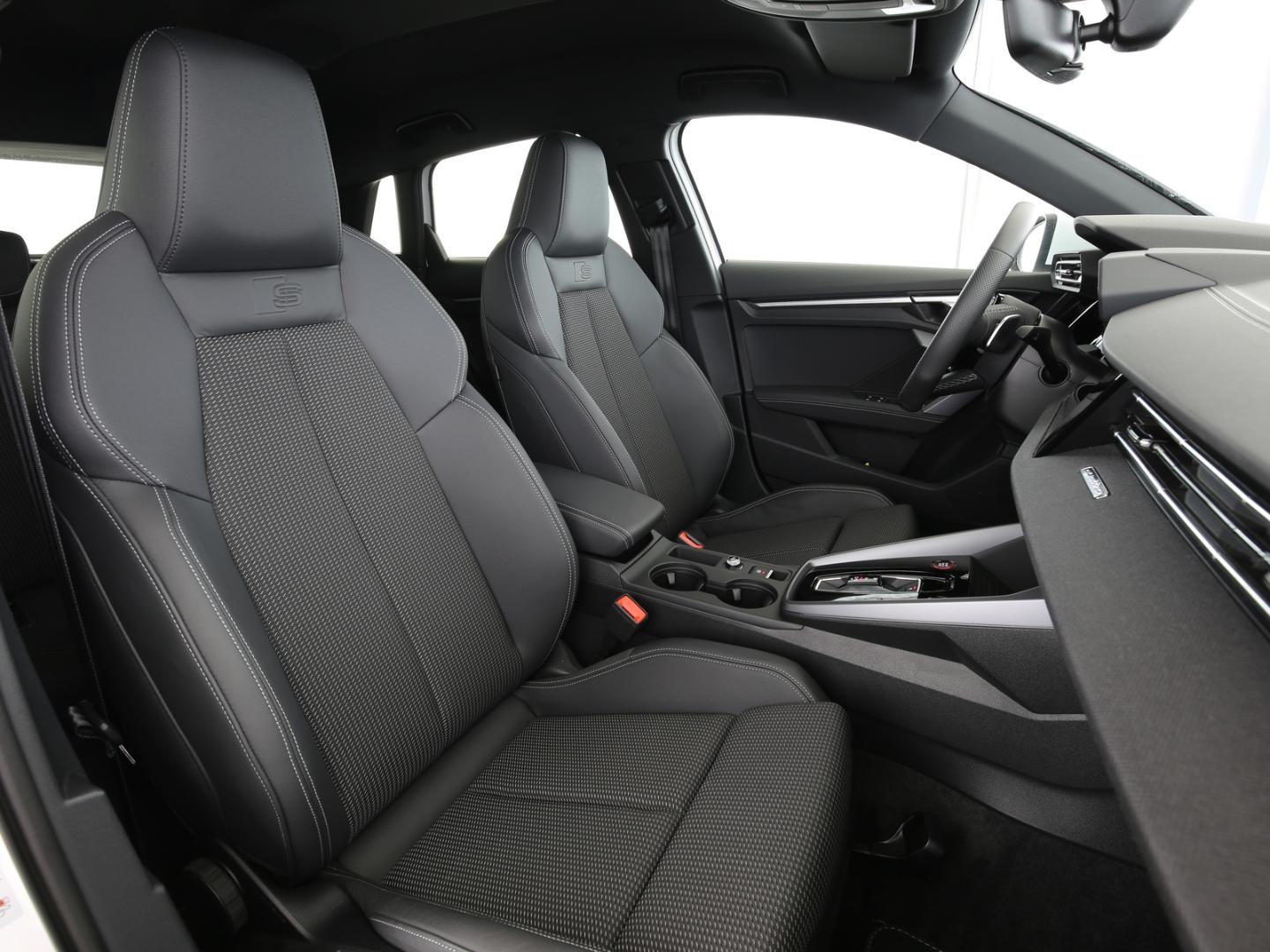 Bild über Audi S3 Sportback TFSI quattro S tronic - für weitere Informationen kontaktieren Sie den Audi Partner
